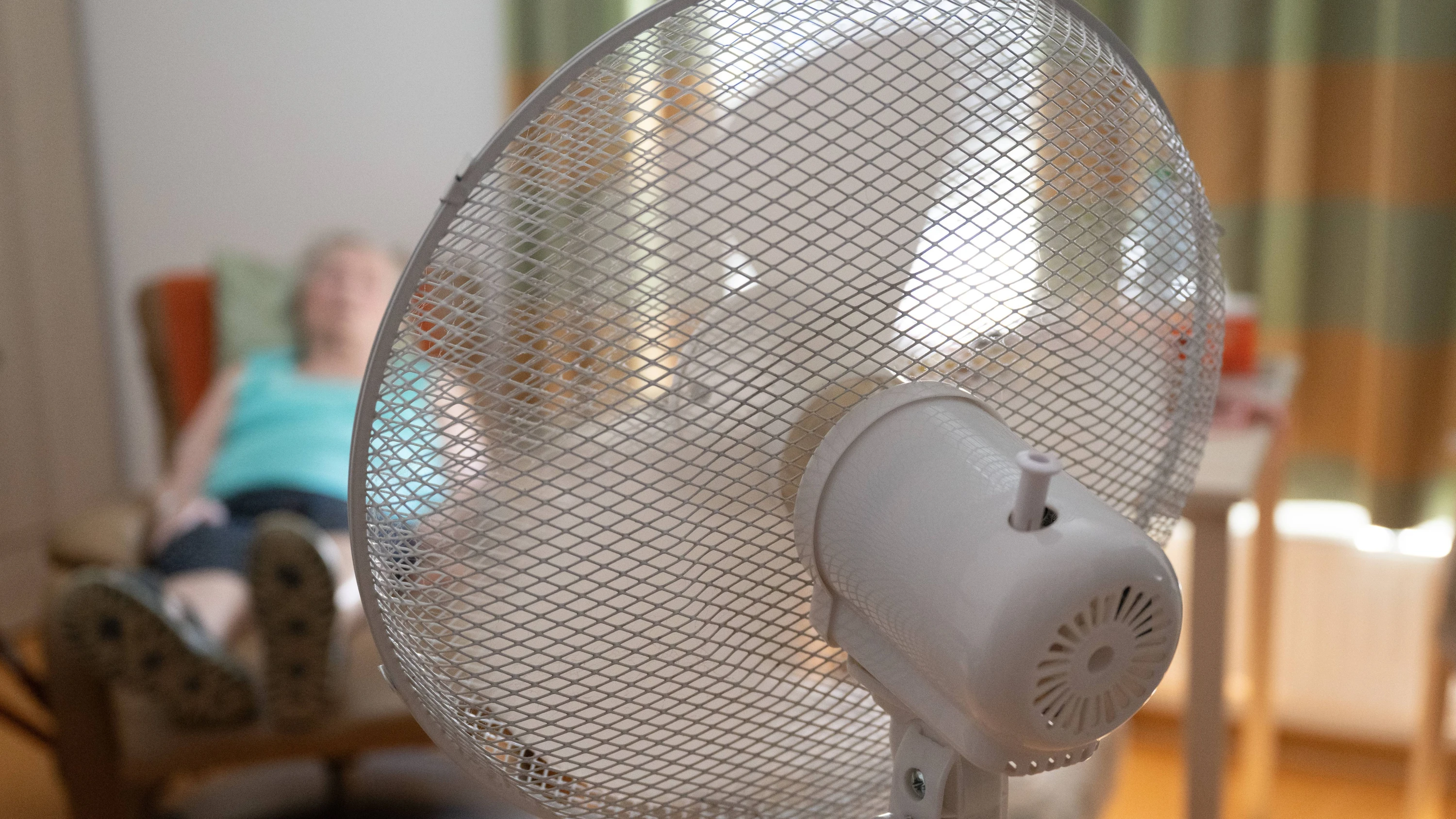 Die einfache Lösung: Mit einem Ventilator fühlt sich bewegte Luft kühler an. - dpa