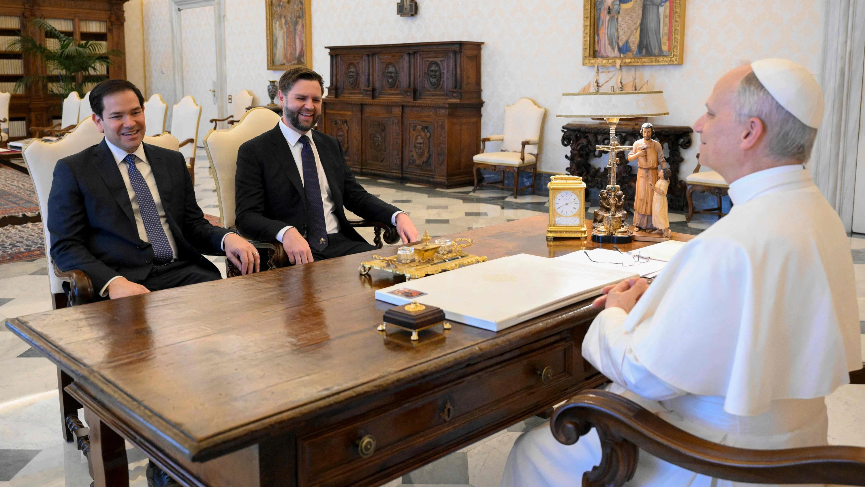 Theoretischer und praktischer Katholizismus: Marco Rubio J.D. Vance mit Papst Leo XIV. im Vatikan - AFP