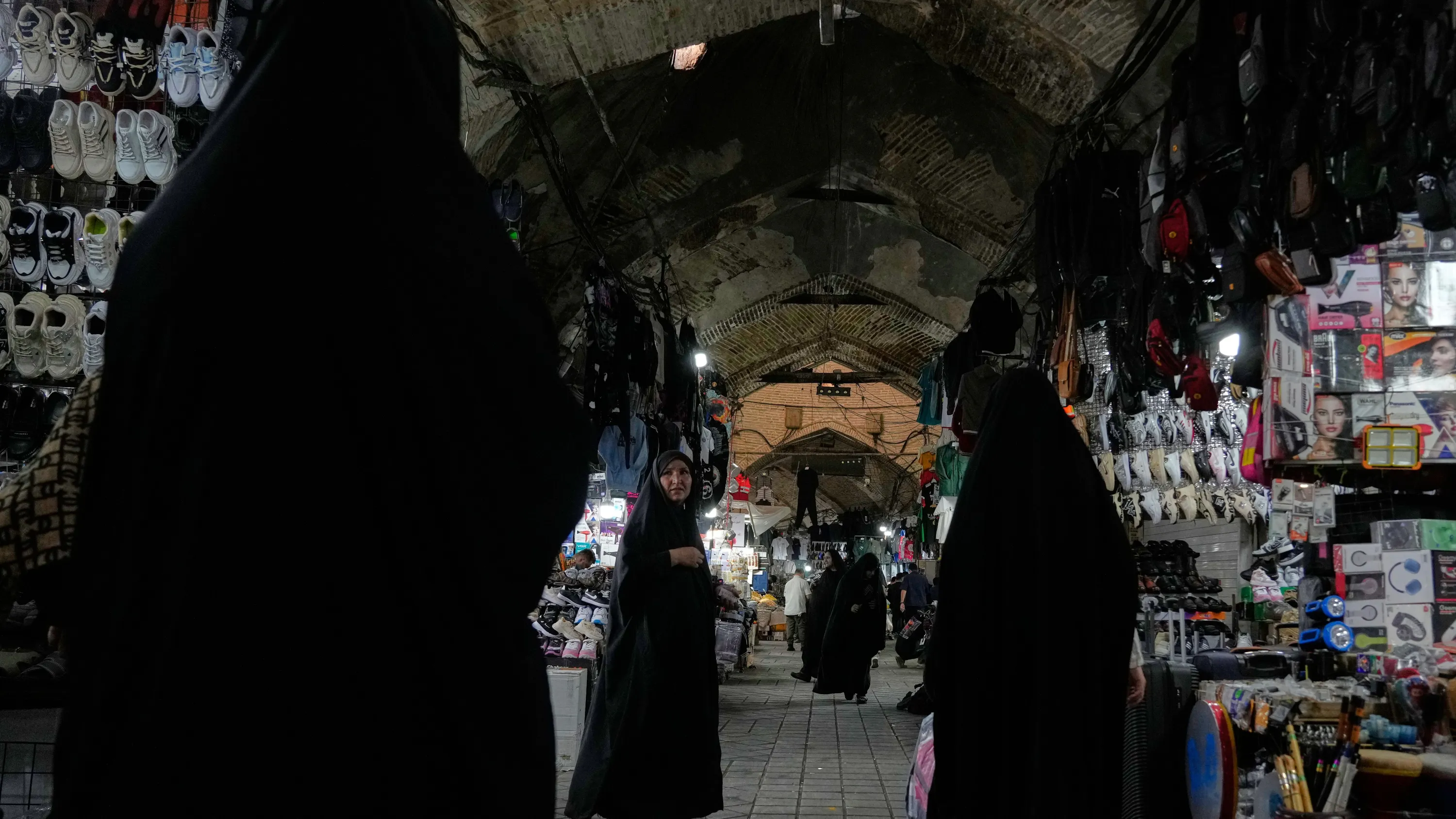 Brief aus dem Irankrieg: Golden geschminkt, innerlich zerrissen Brief aus dem Irankrieg: Golden geschminkt, innerlich zerrissen