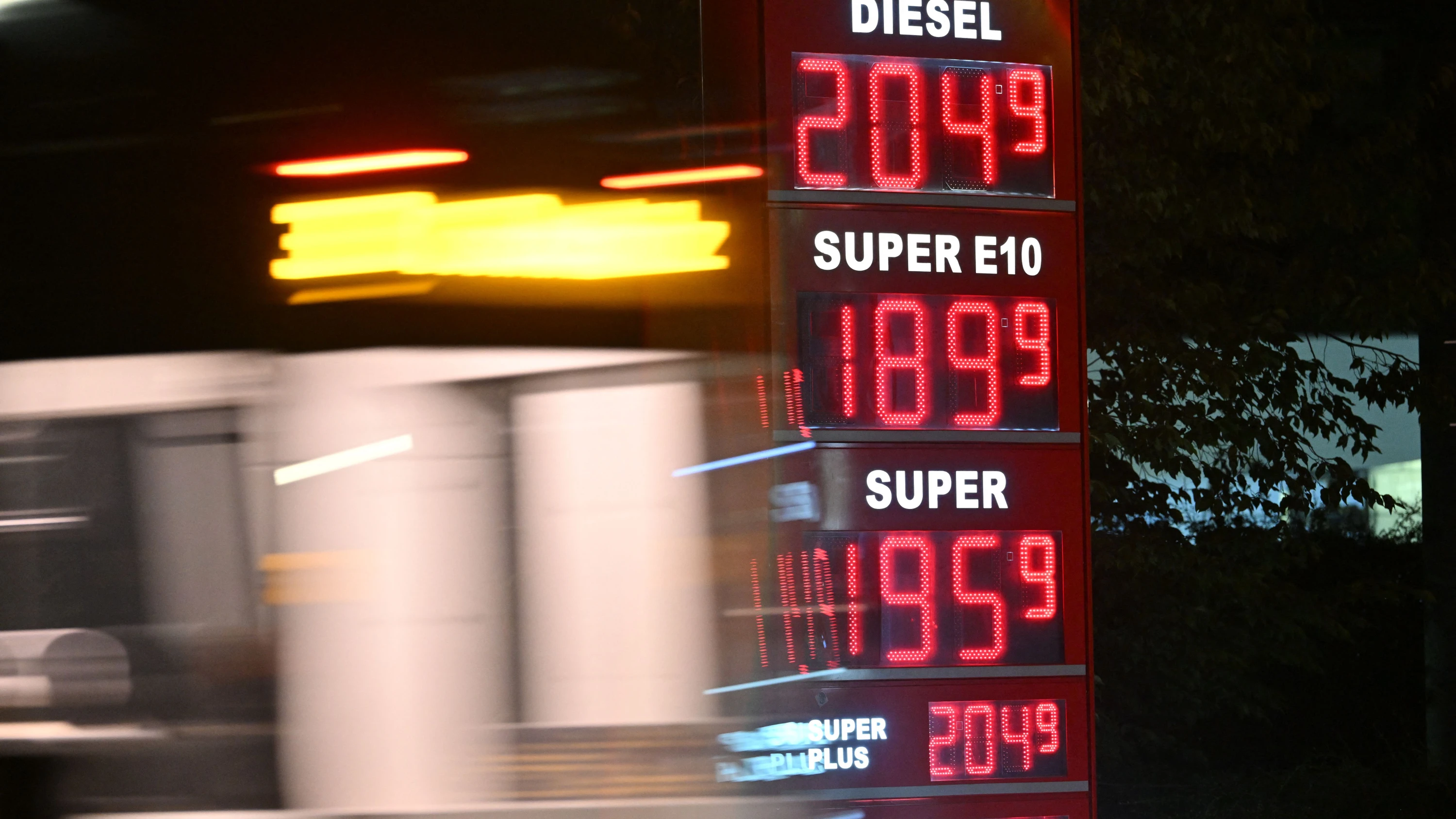 Vom 1. Oktober bis Ende Dezember 2026 wird die Energiesteuer auf Benzin und Diesel um rund 14 Cent je Liter gesenkt. - Robert Michael/dpa