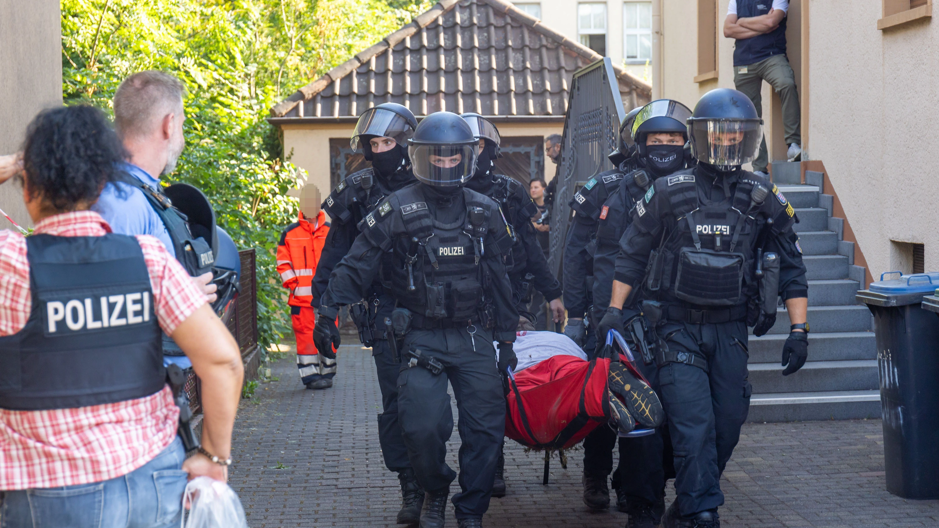 Gießen: Polizisten tragen Aktivisten vor das Haus. - dpa