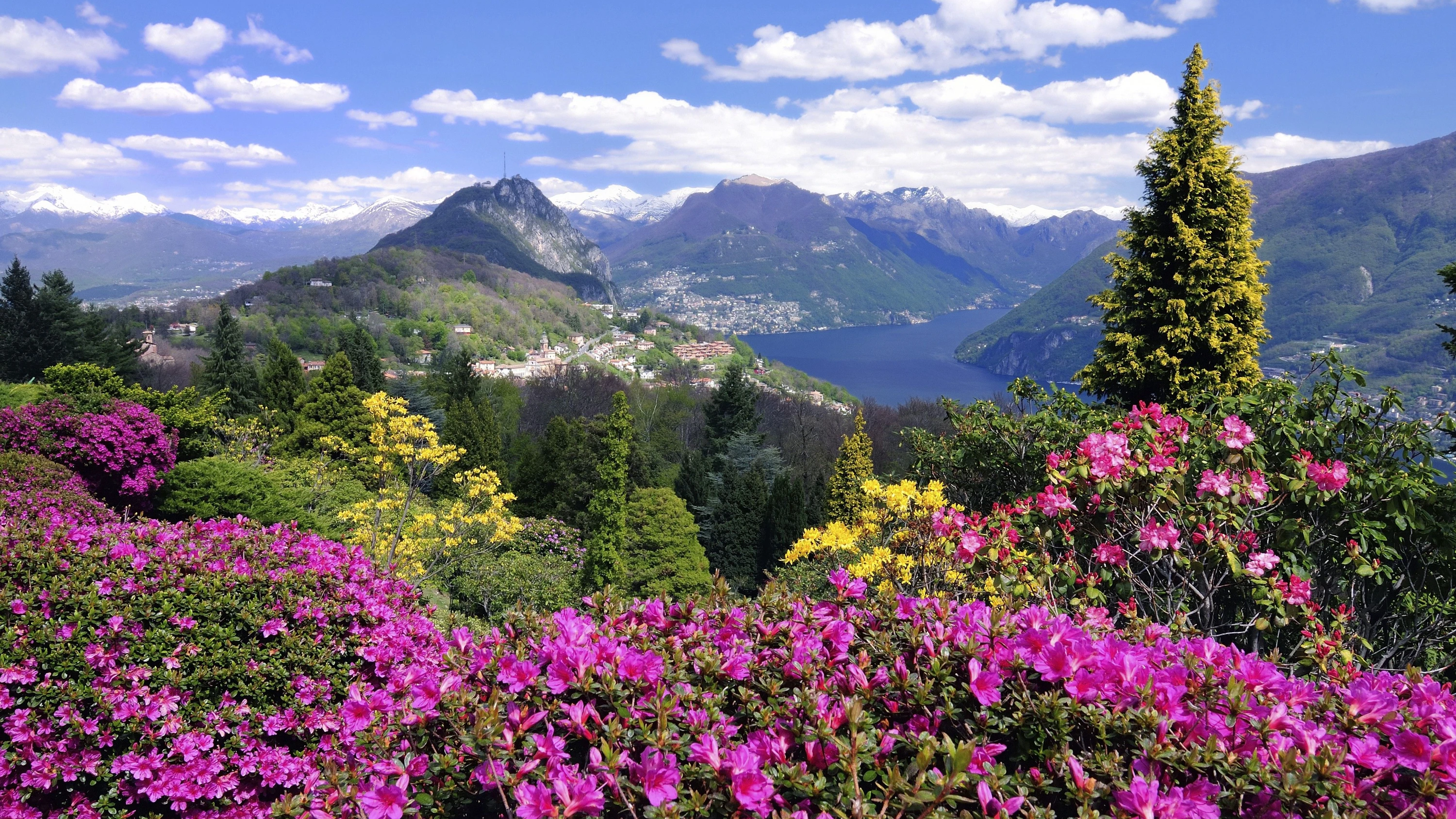 Tessiner Farbenpracht: Ausblick vom Parco San Grato auf das Dorf Carona und den Lago di Lugano - Mauritius