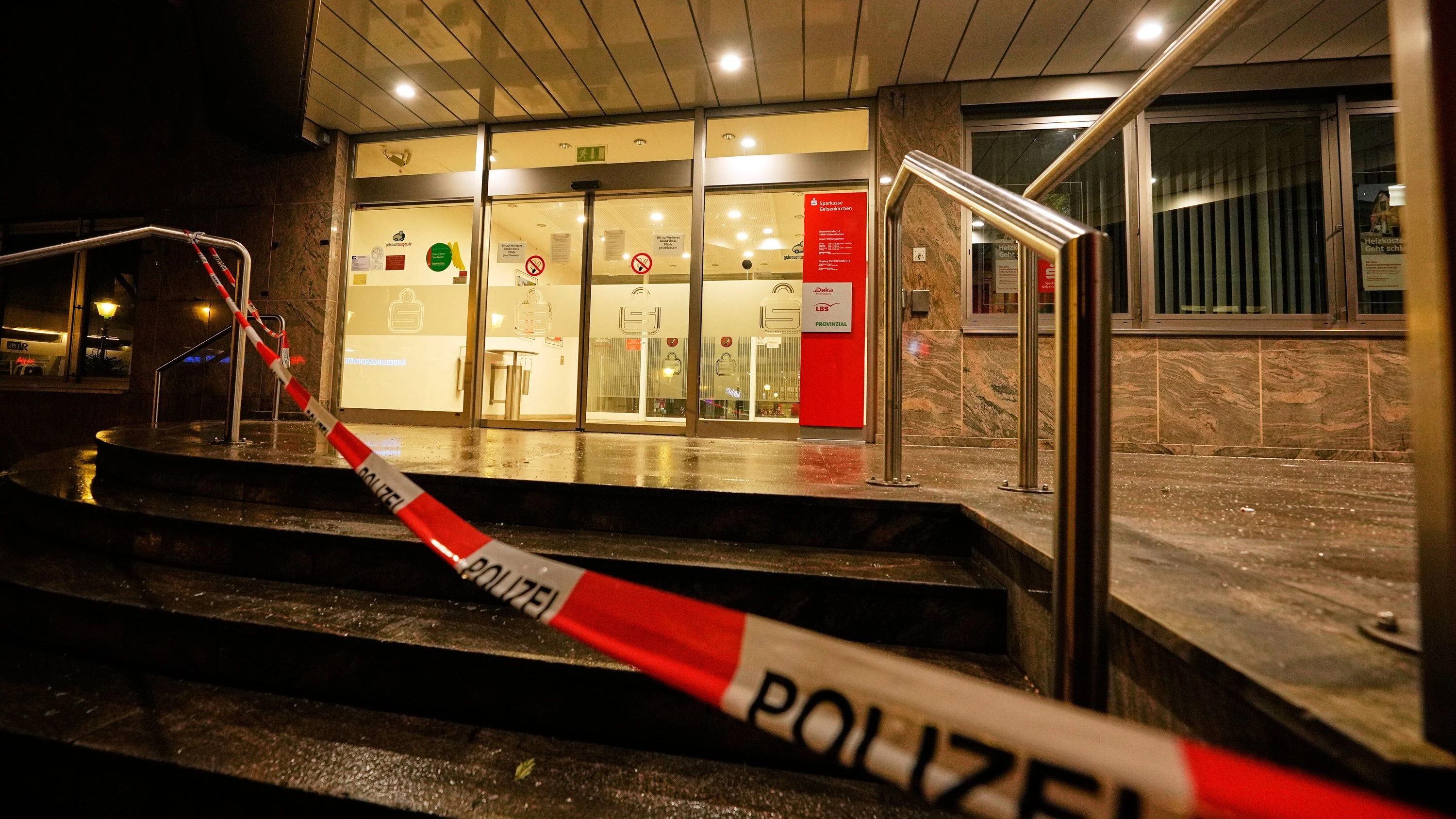 Nach BANKEinbruch: Sparkassenchef: „Filiale war nach Stand der Technik gesichert“ Nach BANKEinbruch: Sparkassenchef: „Filiale war nach Stand der Technik gesichert“