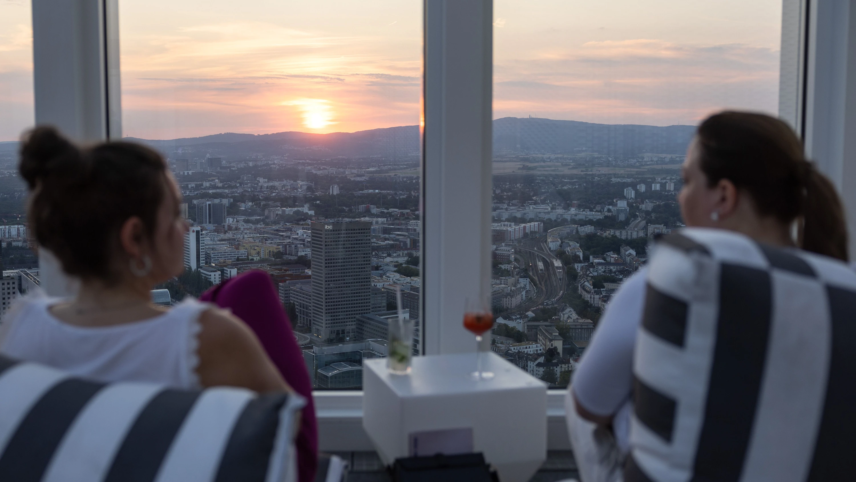 In keiner Stadt in Deutschland gibt es so viele Orte, in denen man aus luftiger Höhe mit einem guten Drink auf die Stadt schauen kann. - Lucas Bäuml
