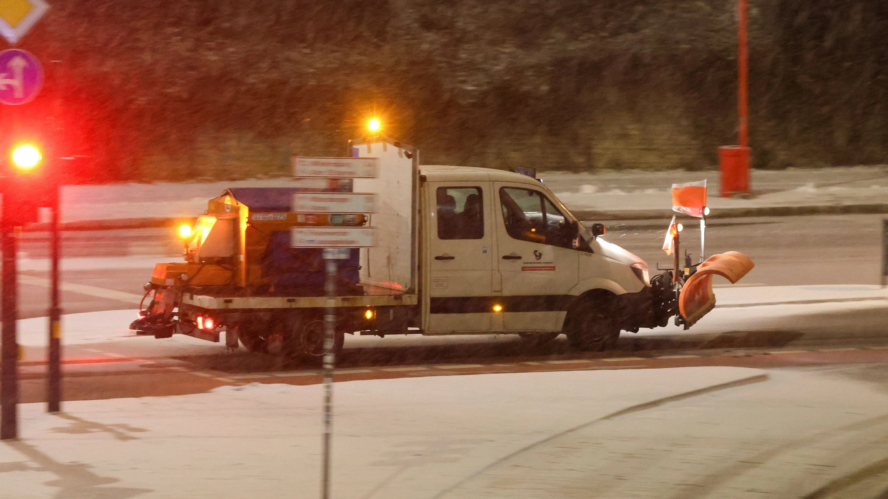 Tief zieht nach Norden: Schnee und Eis sorgen für Probleme im Berufsverkehr Tief zieht nach Norden: Schnee und Eis sorgen für Probleme im Berufsverkehr
