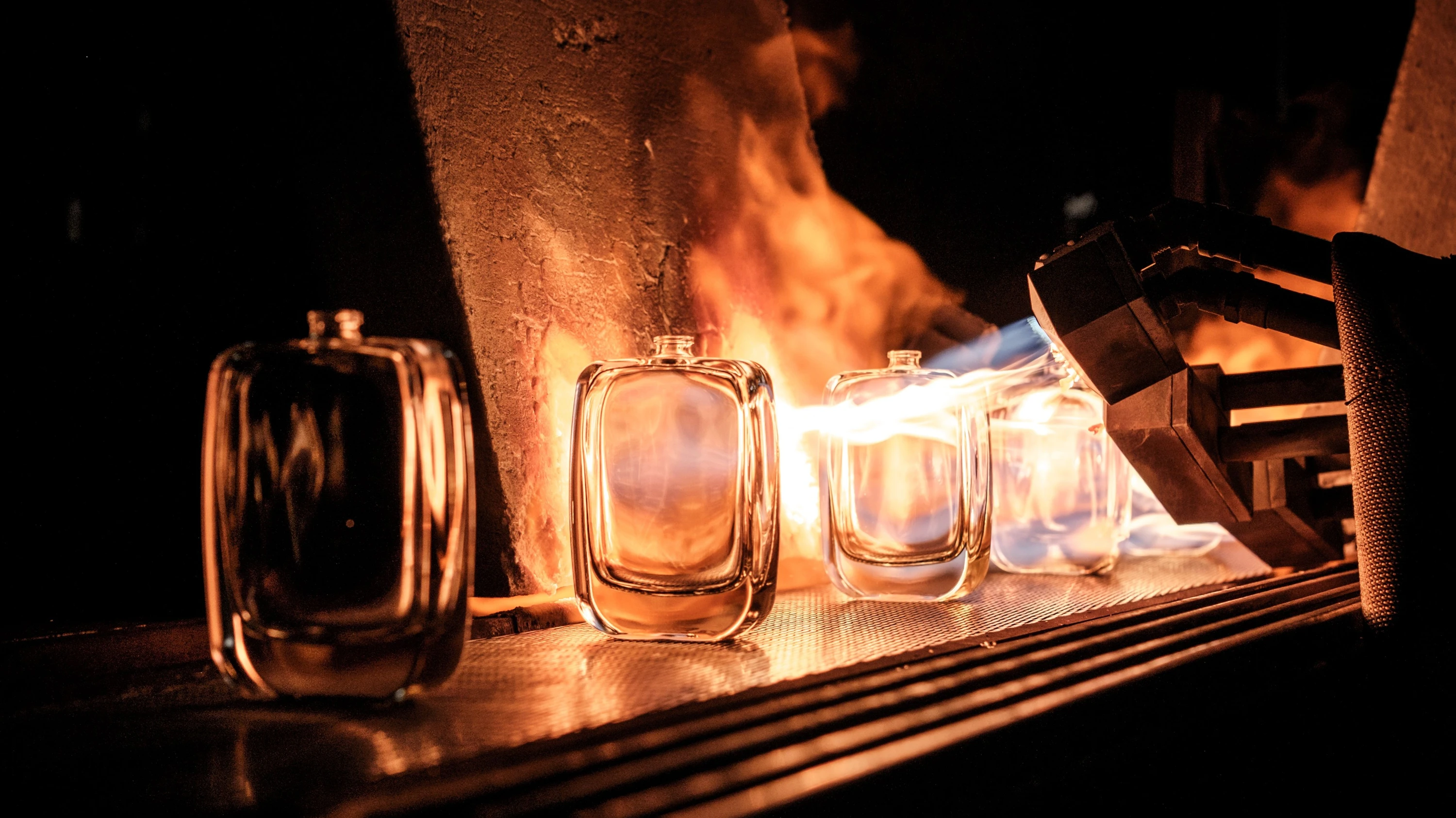 ARbeit in der Glasindustrie: Zwischen Eisen und Feuer ARbeit in der Glasindustrie: Zwischen Eisen und Feuer