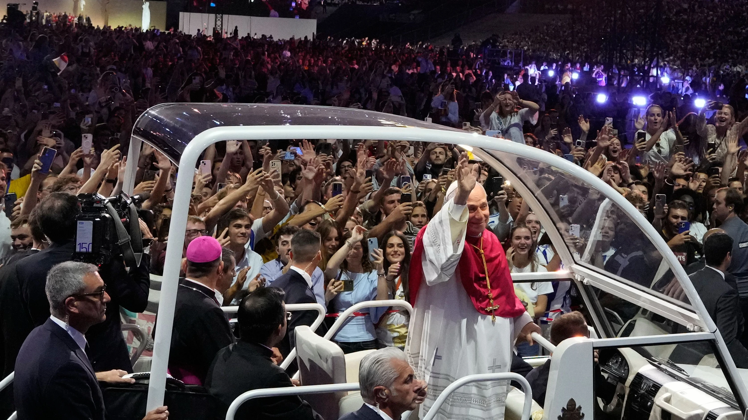 Papst IN Frankreich: Leo XIV. feiert Gottesdienst mit 80.000 Menschen im Stade de France
