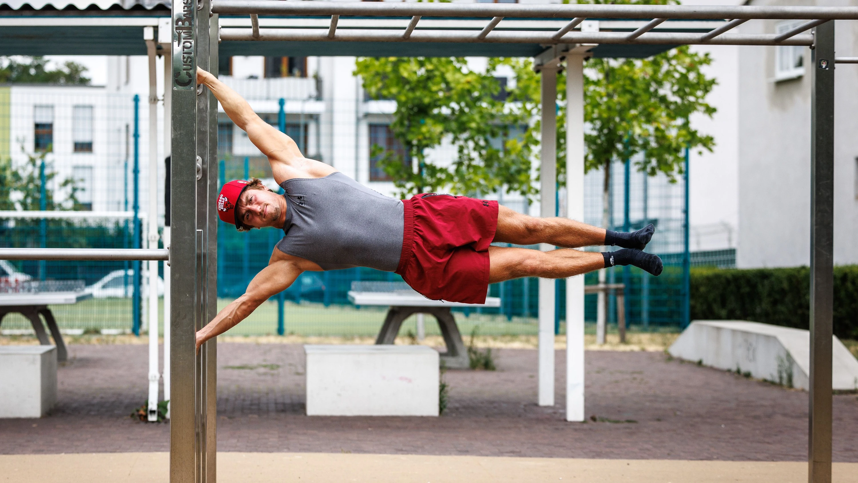 Mit dem eigenen Körpergewicht statt mit Hanteln: David Nitschke beim Training an der Calisthenics-Anlage in Griesheim - Lando Hass
