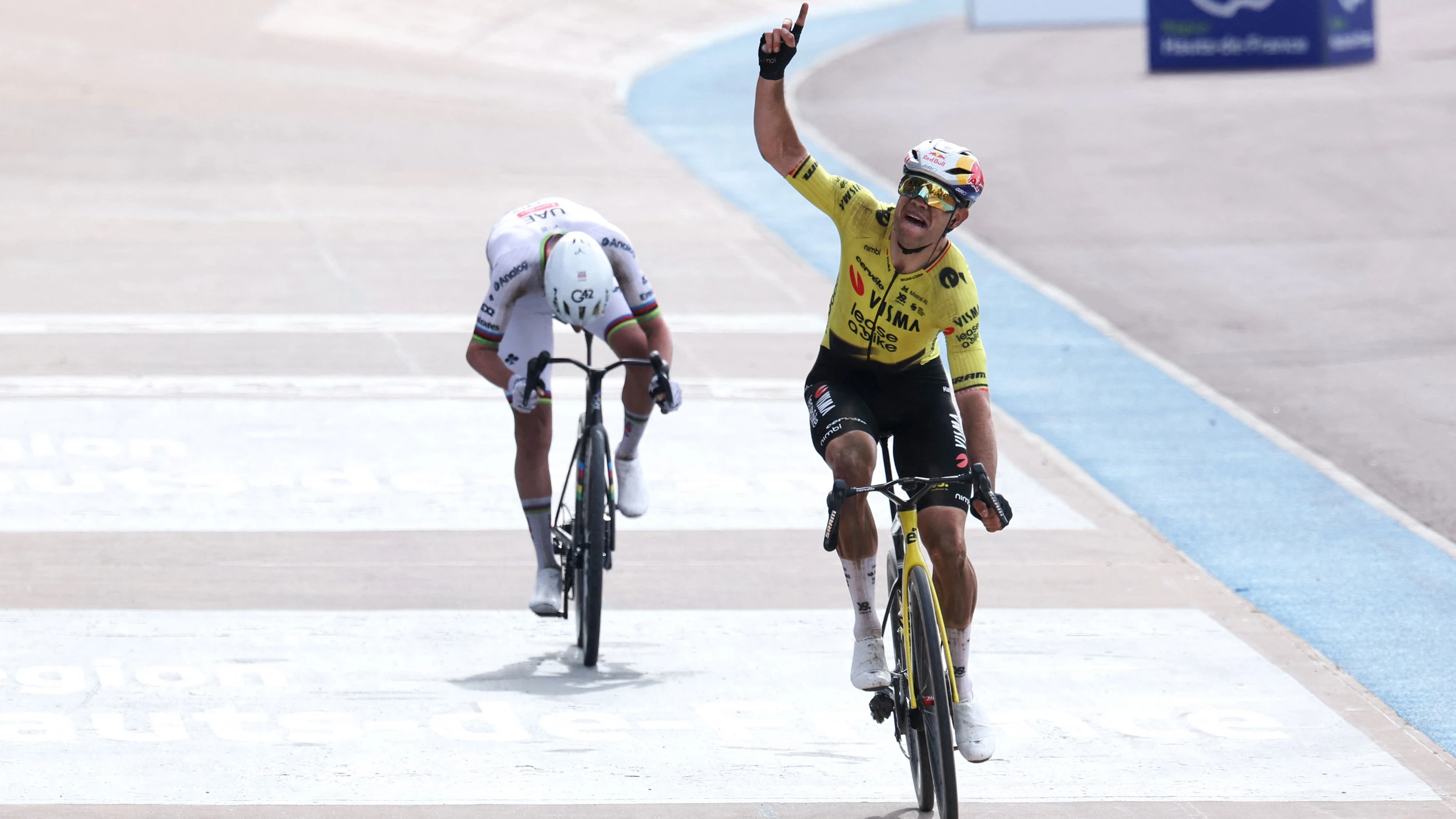 „Spaghetti“-Beine im Sprint: Tadej Pogačar findet bei Paris-Roubaix seinen Meister „Spaghetti“-Beine im Sprint: Tadej Pogačar findet bei Paris-Roubaix seinen Meister