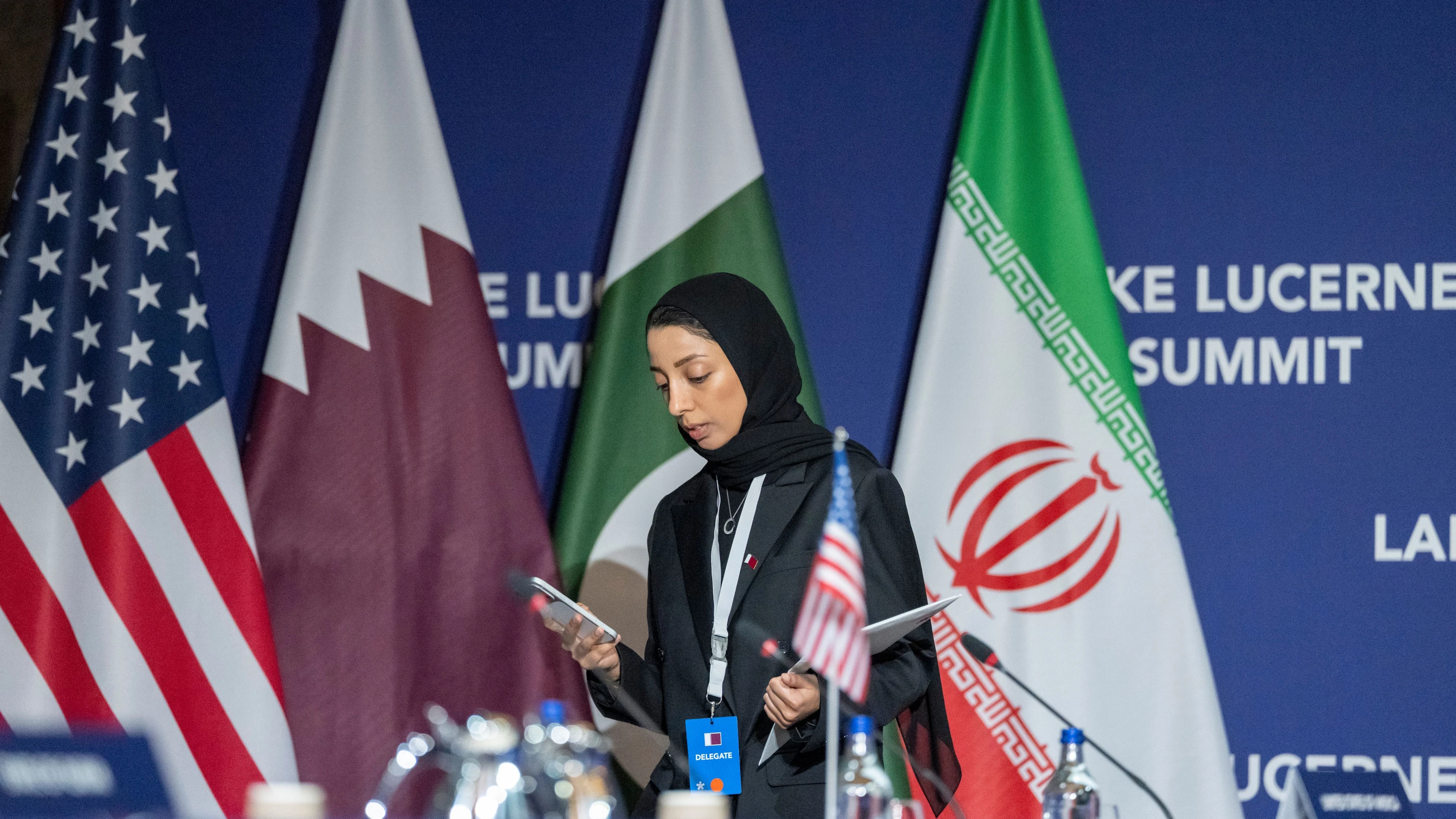 Eine Vertreterin der qatarischen Delegation in der Schweiz Ende Juni bei Verhandlungen zwischen Iran und der USA - dpa