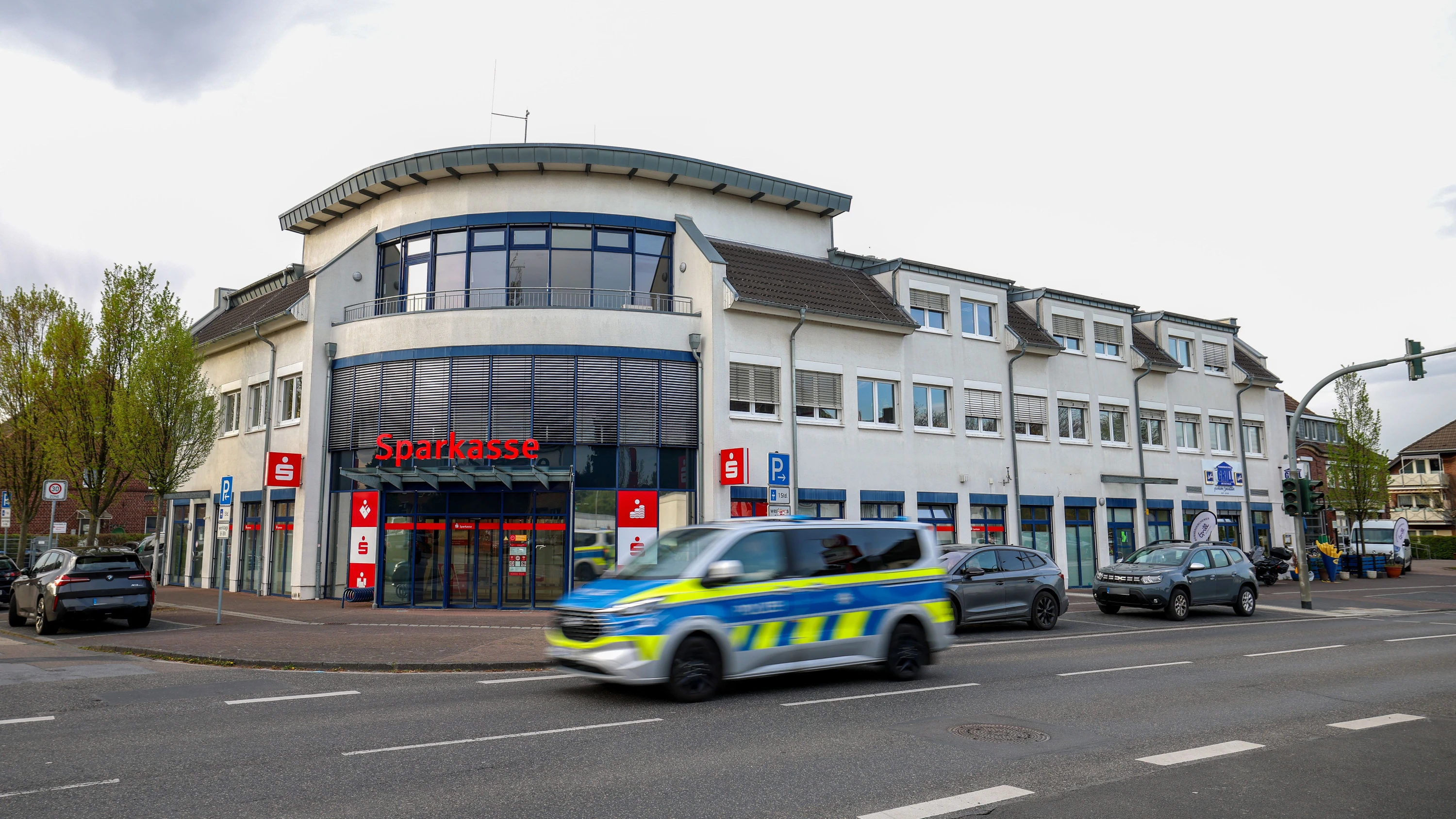 Bild: Filiale Bei Neuss: Polizei rückt zu Großeinsatz bei Sparkasse aus