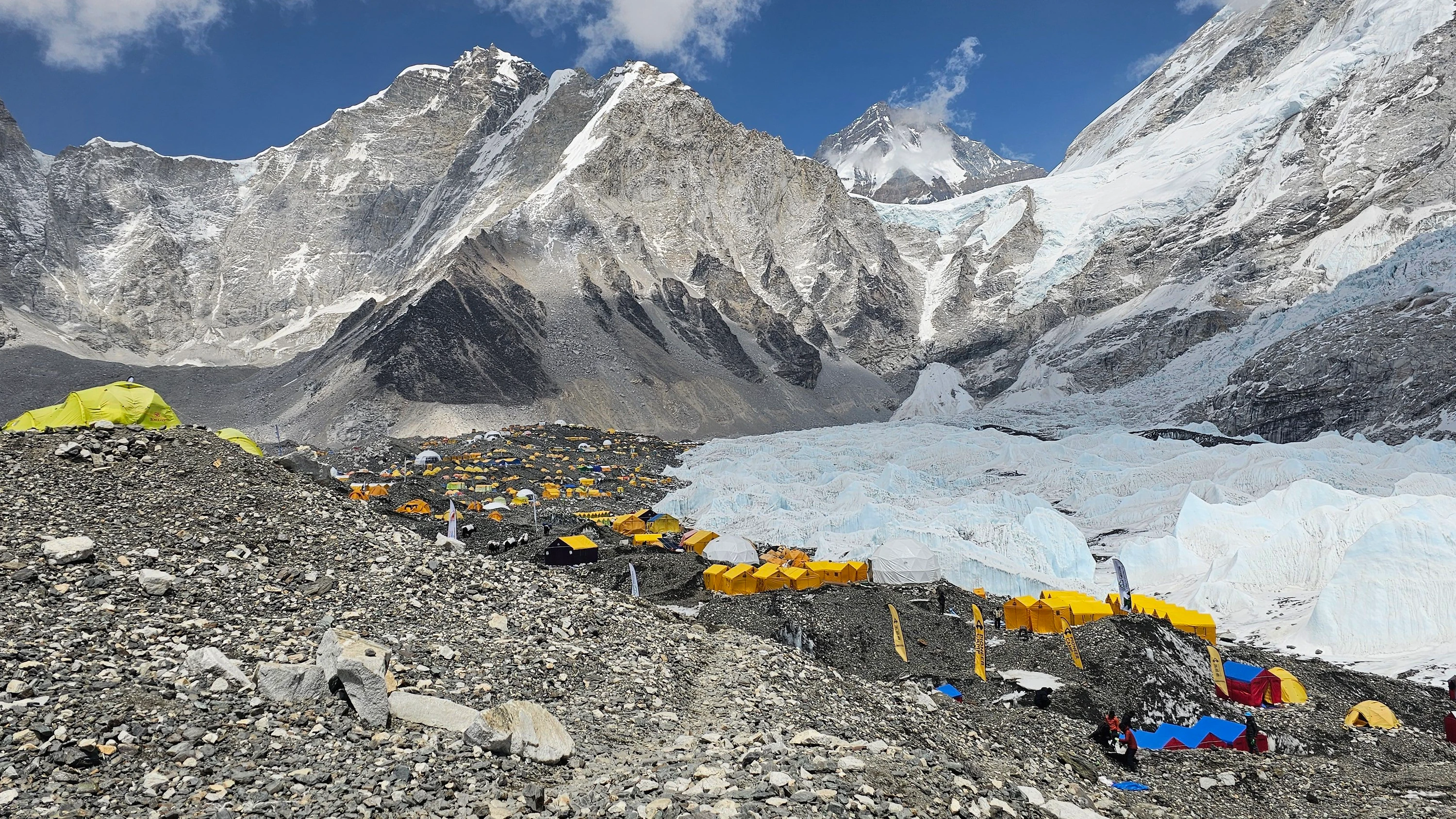 Bild: Blachas Expedition Lhotse: „Von morgens um sechs an dröhnt es“