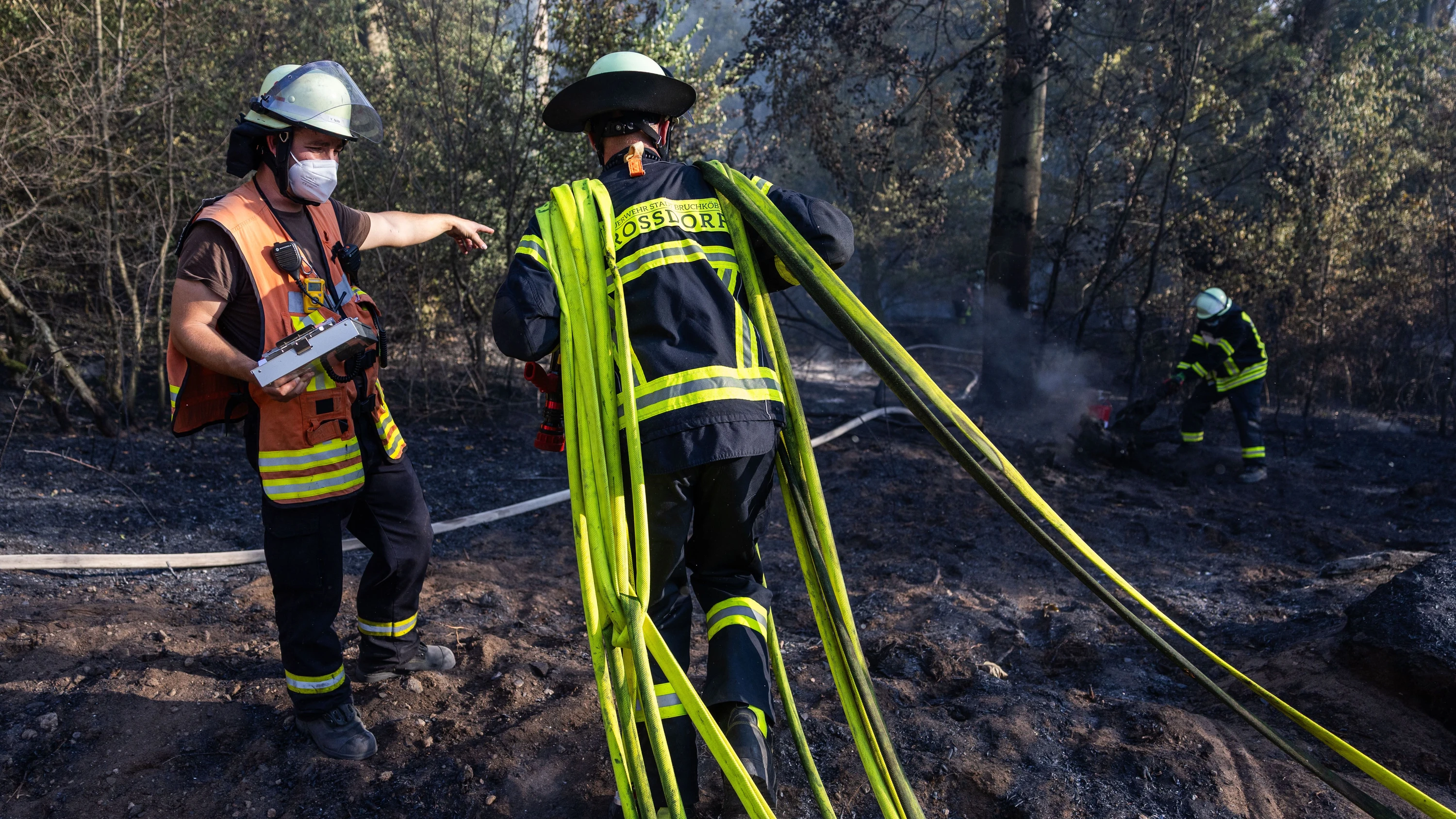 Brandstiftung in Wäldern: Die Feuerwehr kommt nicht einmal mehr zum Aufräumen