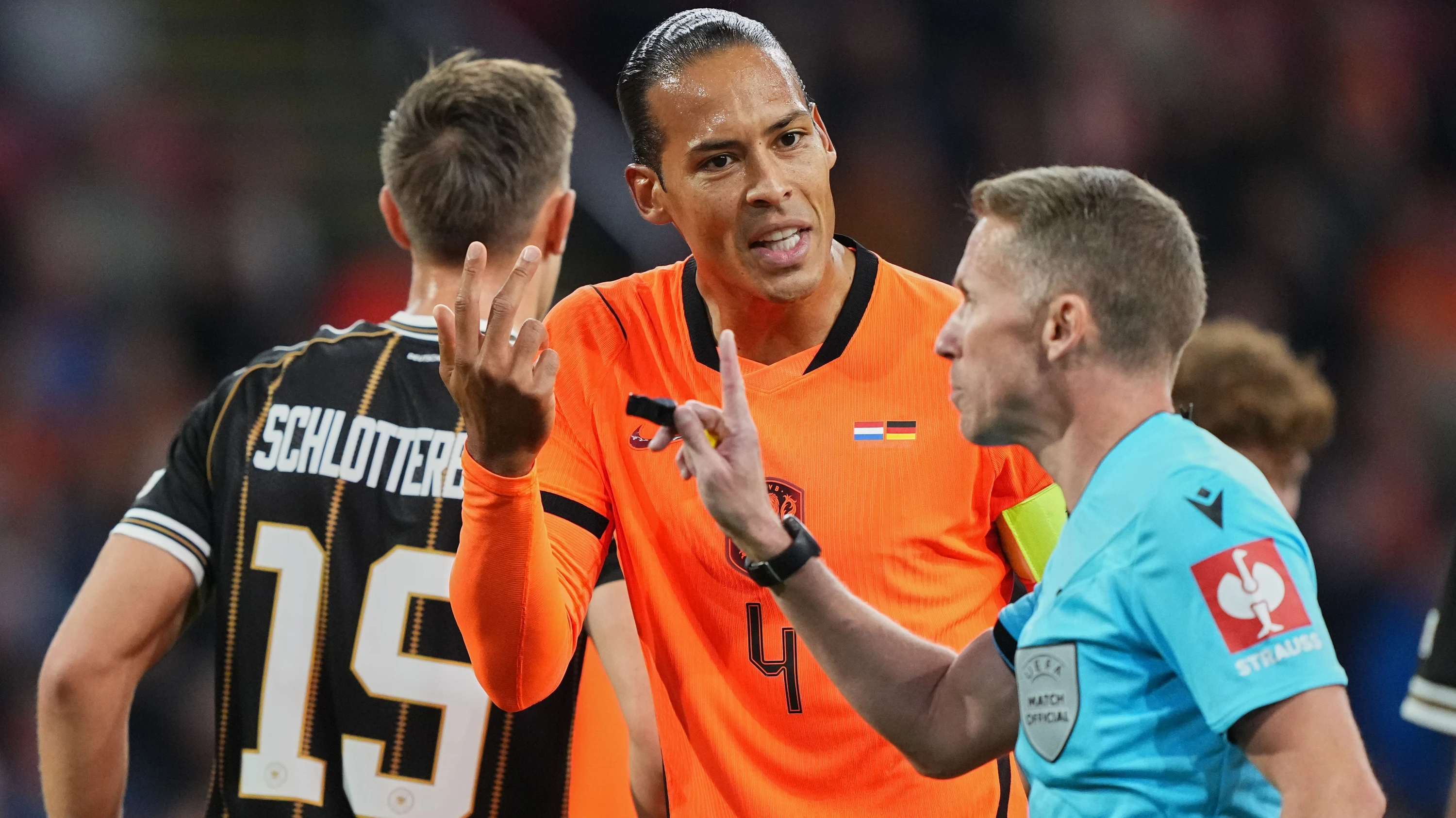 Kapitän Virgil van Dijk reklamiert beim Schiedsrichter nach seinem nicht gegebenen Tor. - Photo/Martin Meissner