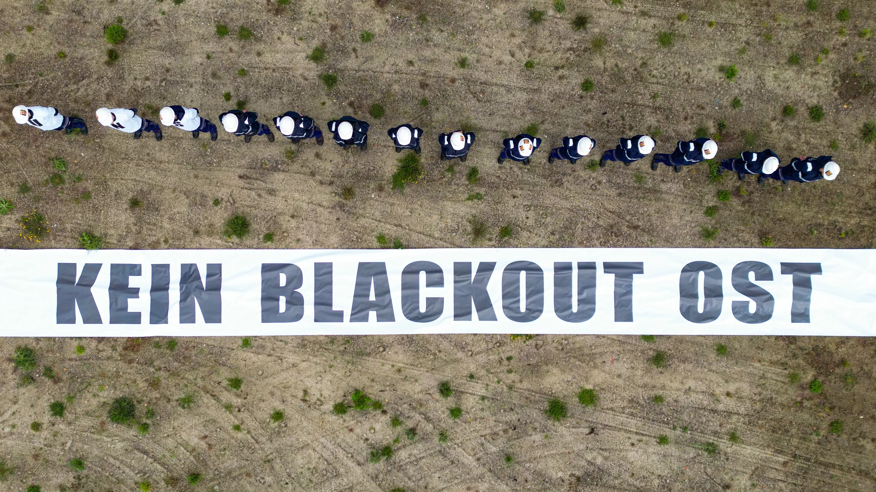 Protest in Schwarze Pumpe: Auszubildende des Energiekonzerns Leag auf dem Baufeld für ein Gaskraftwerk - dpa