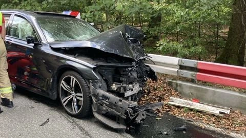 BMW fliegt aus der Kurve: Eine Tote und sechs Verletzte bei Unfall im Hochtaunus