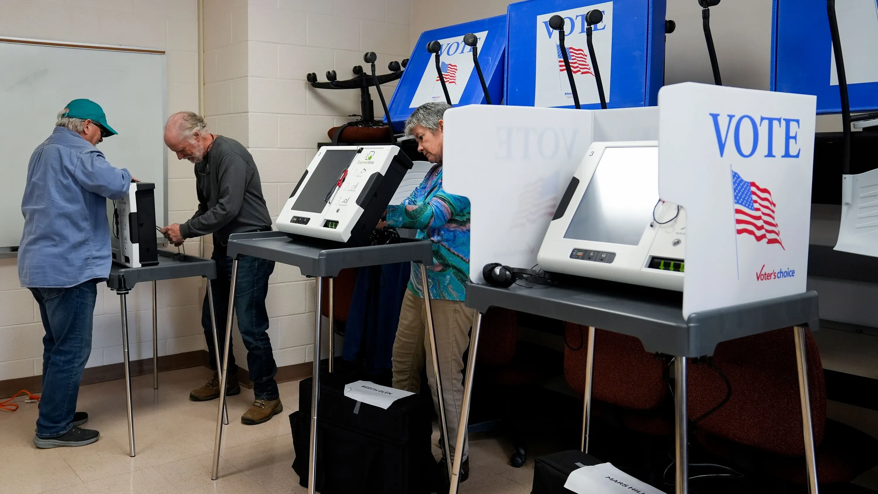 Vor den Midterms am Dienstag richten Wahlhelfer in den USA Wahlautomaten in einem Wahllokal ein. - dpa