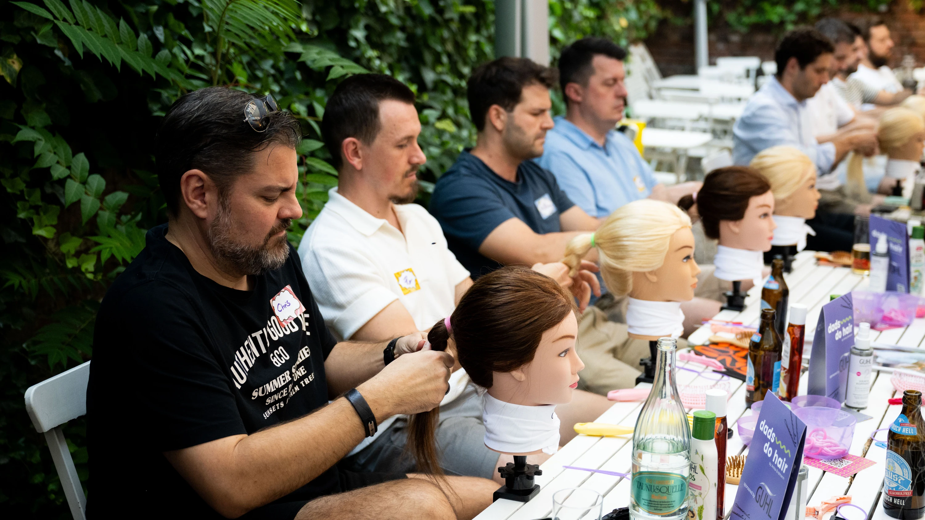 „Dads do hair“: Warum diese Väter jetzt Zöpfeflechten lernen