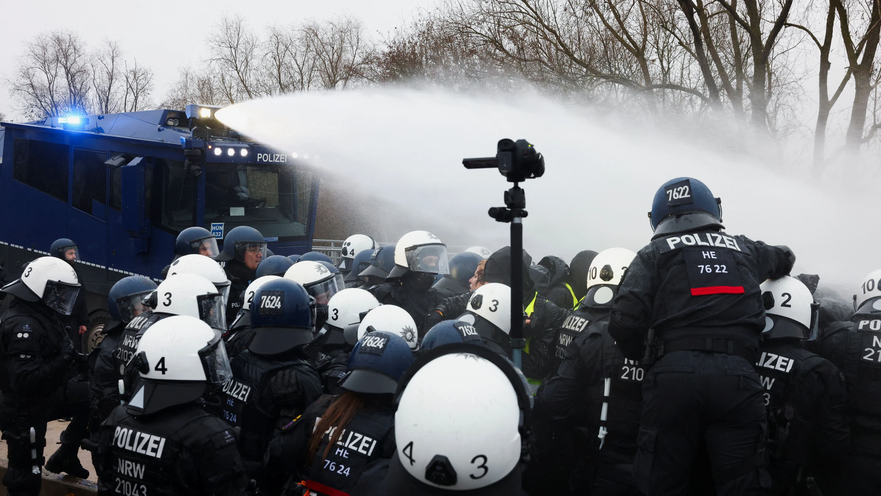 AfD-Jugend in GIeßen: Polizei setzt Wasserwerfer gegen Demonstranten ein