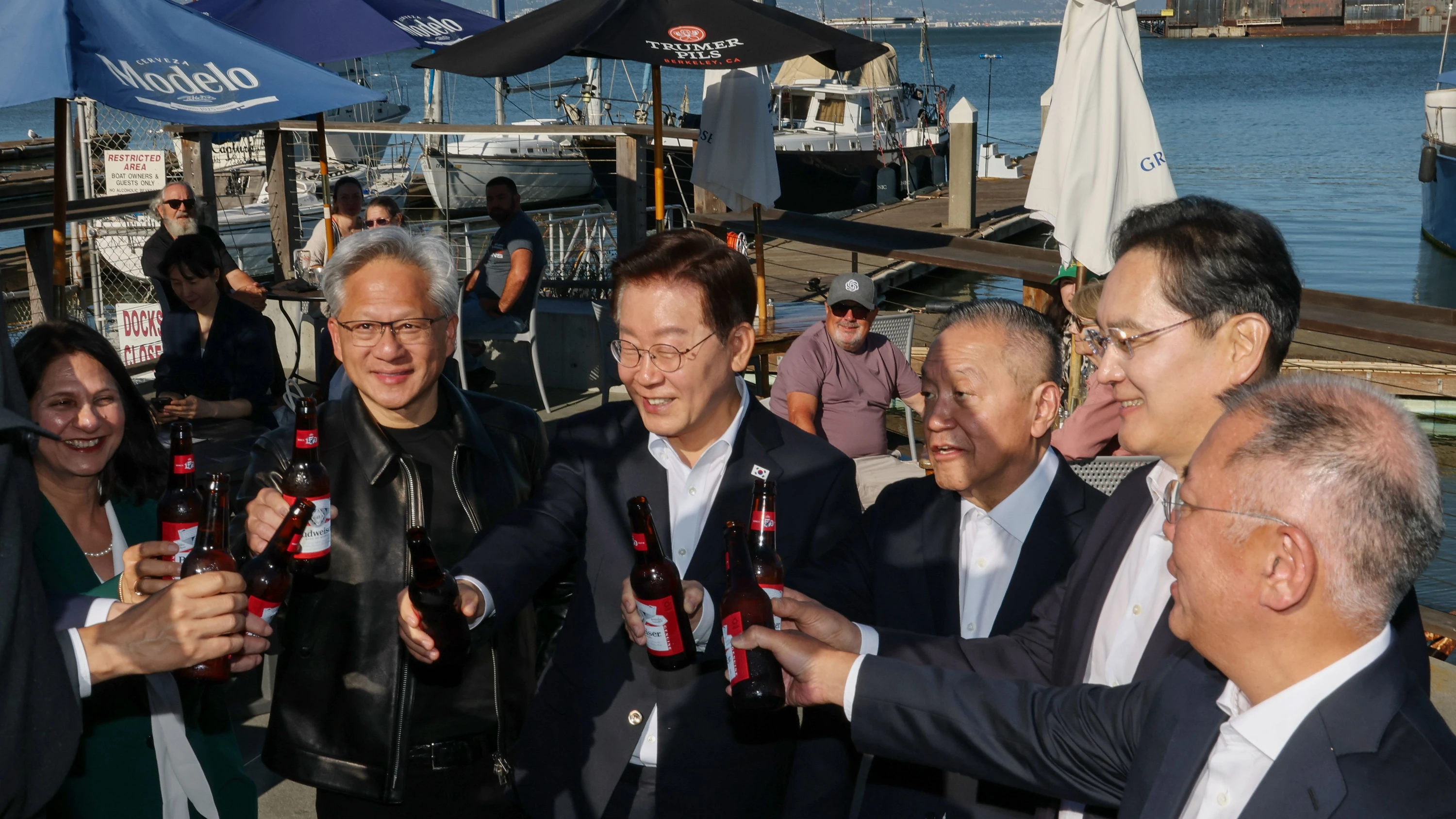 Südkoreas Präsident Lee Jae Myung (m.) mit Nvidia-Chef Jensen Huang. - EPA