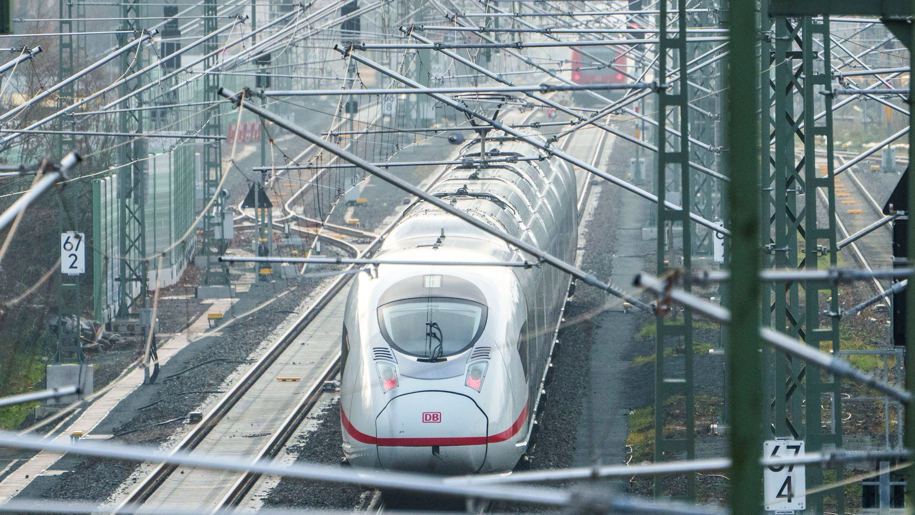 Riedbahn: Zugverkehr nach Sanierung stabiler, aber nicht störungsfrei Riedbahn: Zugverkehr nach Sanierung stabiler, aber nicht störungsfrei