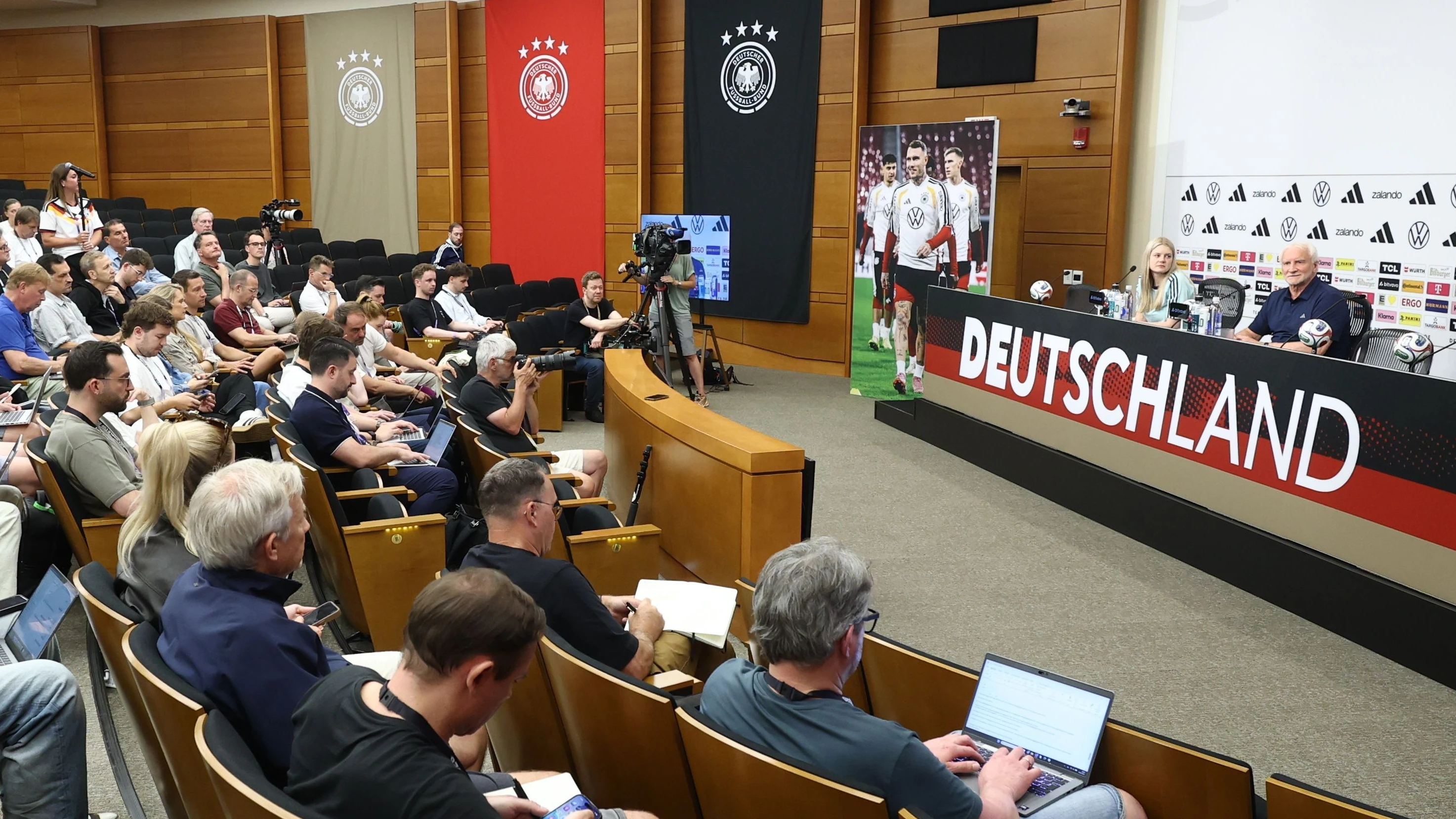 DFB-Team vor der WM: Antrittsvorlesung mit Rudi Völler