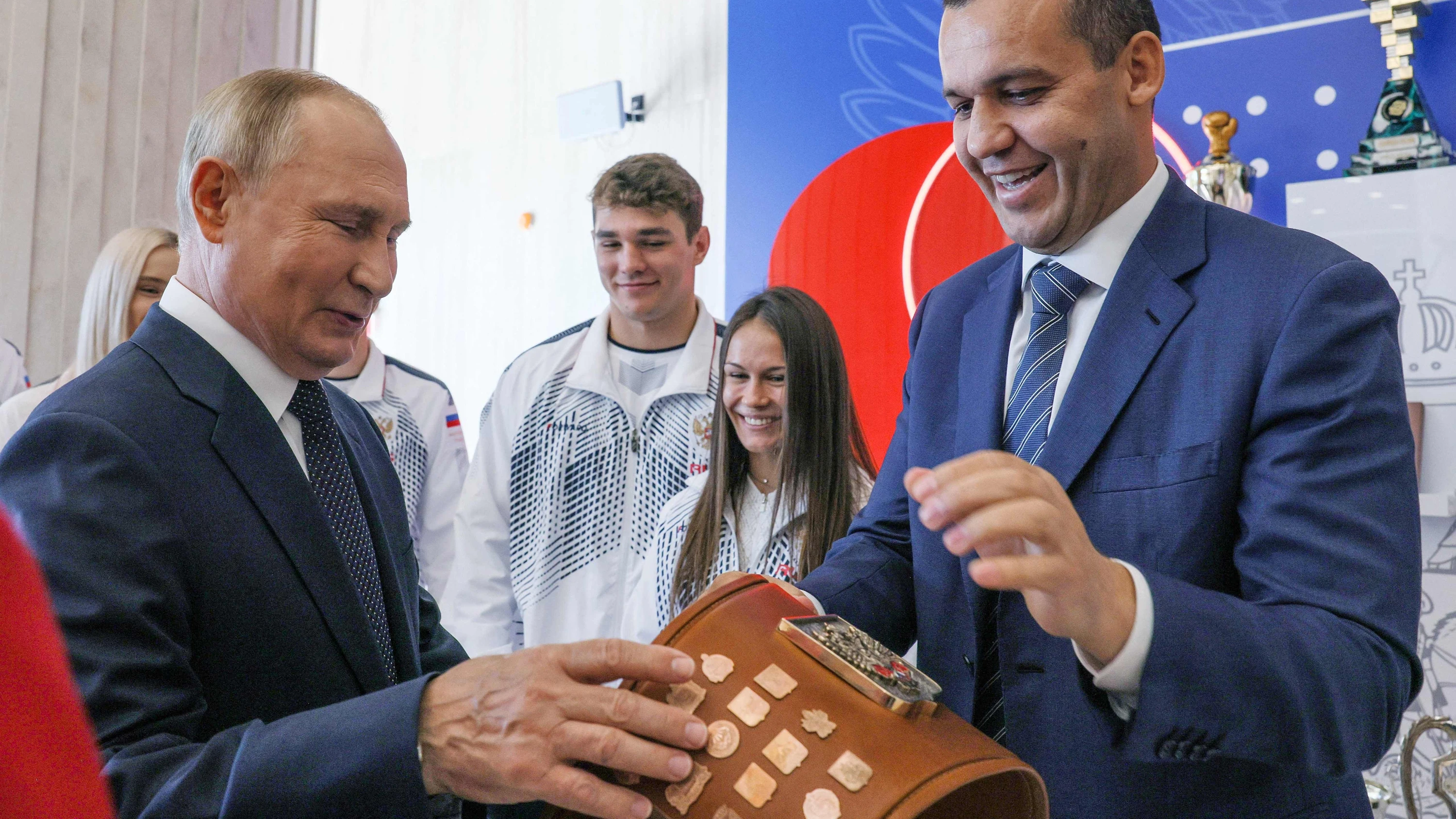 Putin (links) und Kremljow bei der Eröffnung eines neuen Boxzentrums in Moskau im September 2022 - AFP