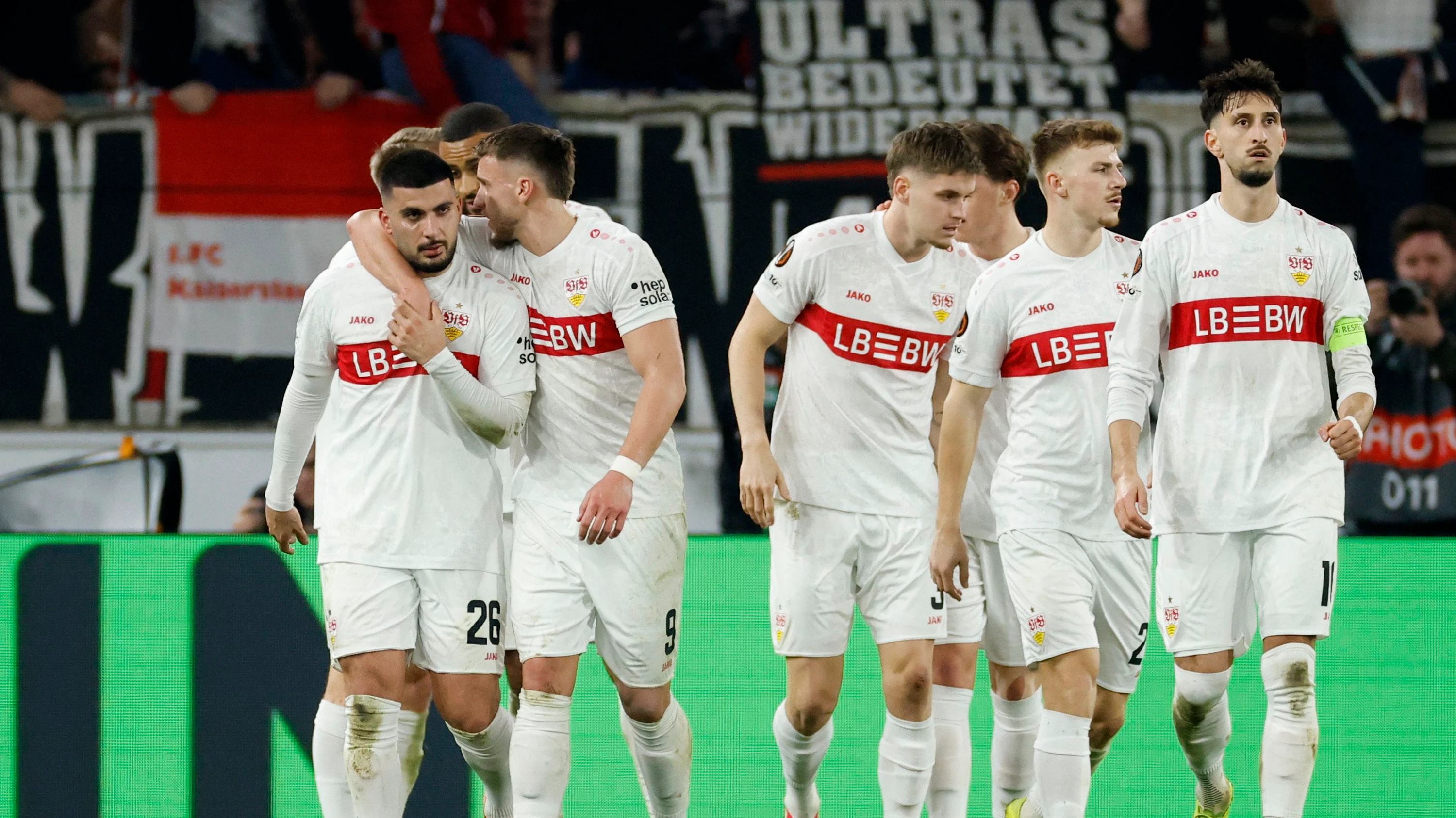 VfB im Achtelfinale: Stuttgart verliert und gewinnt doch