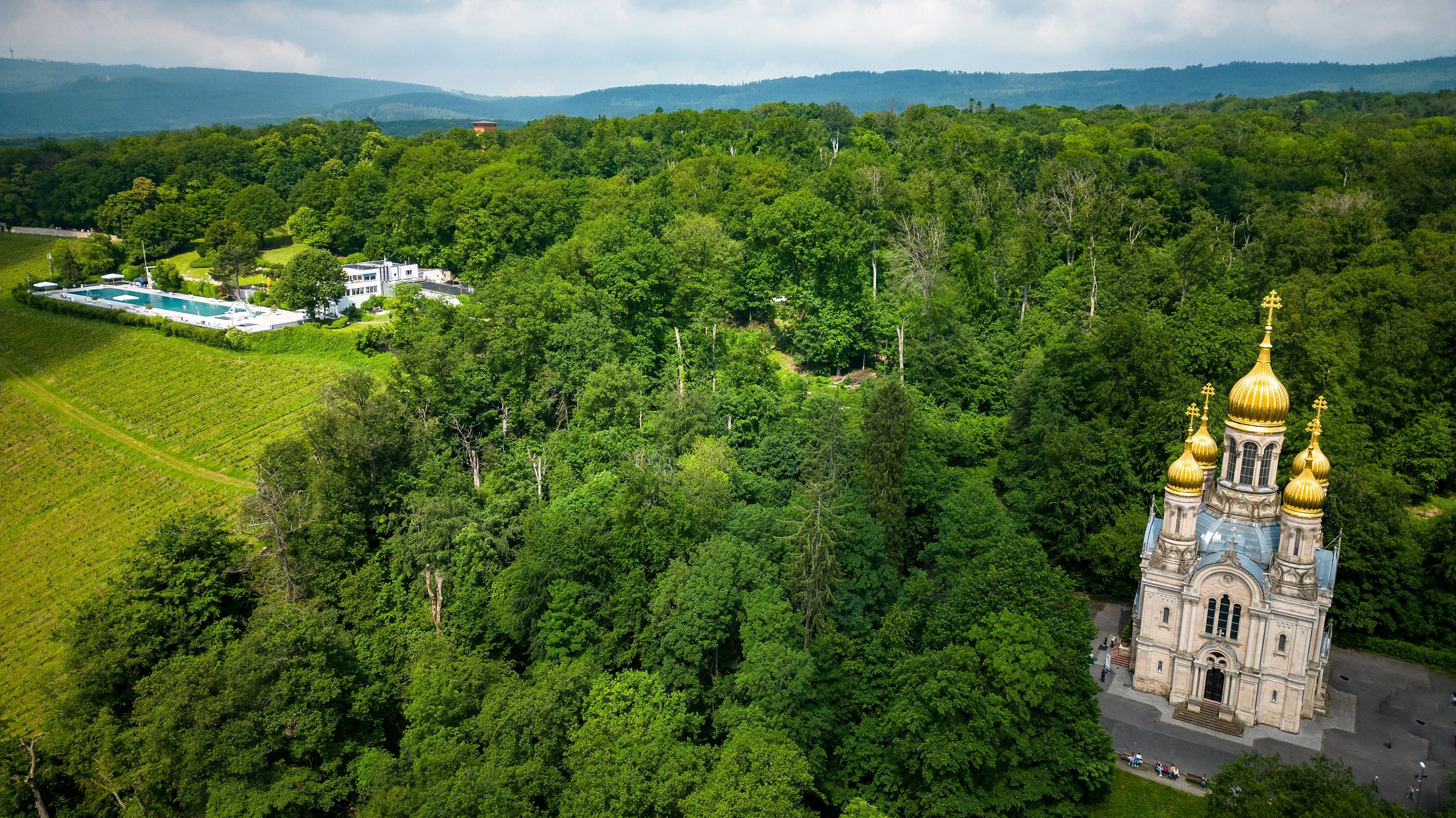 Im Wald nördlich des Wiesbadener Nerobergs mit der russisch-orthodoxen Kapelle und dem Opel-Bad liegt der Münzbergstollen, dessen Wartung ansteht. - Foto Huebner/Severing
