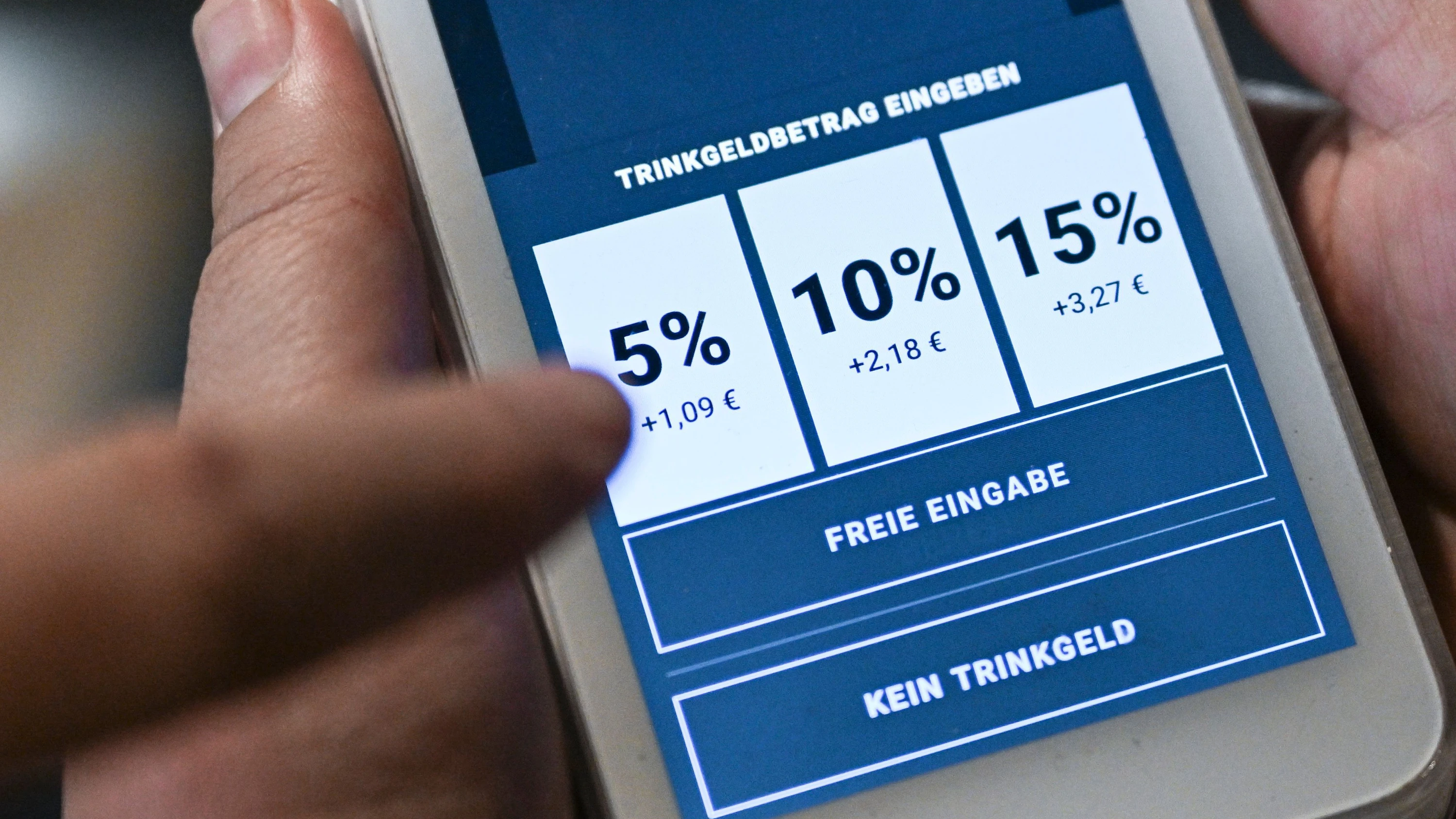 Mittlerweile auch im Einzelhandel Standard: die digitale Trinkgeldfunktion - dpa