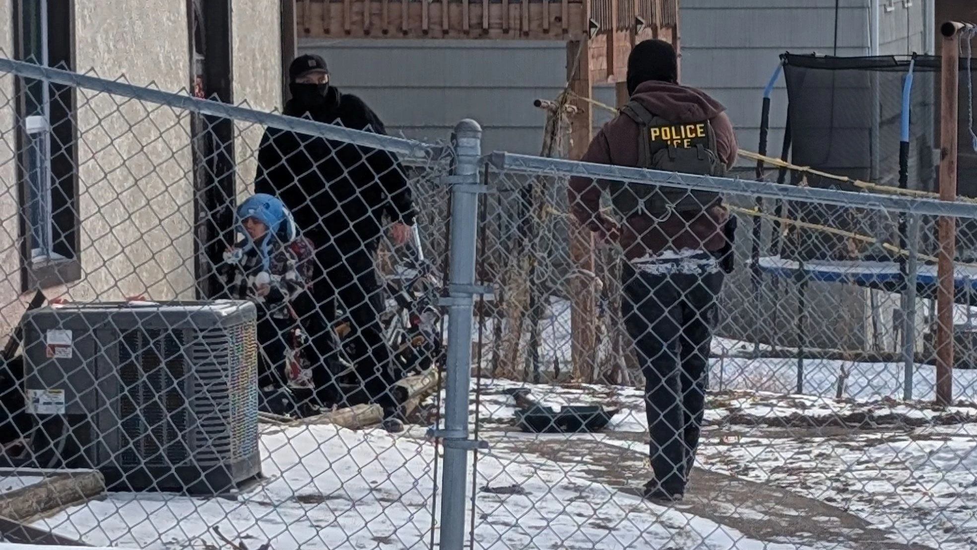 In Minneapolis: ICE-Agenten nehmen fünf Jahre alten Jungen fest In Minneapolis: ICE-Agenten nehmen fünf Jahre alten Jungen fest