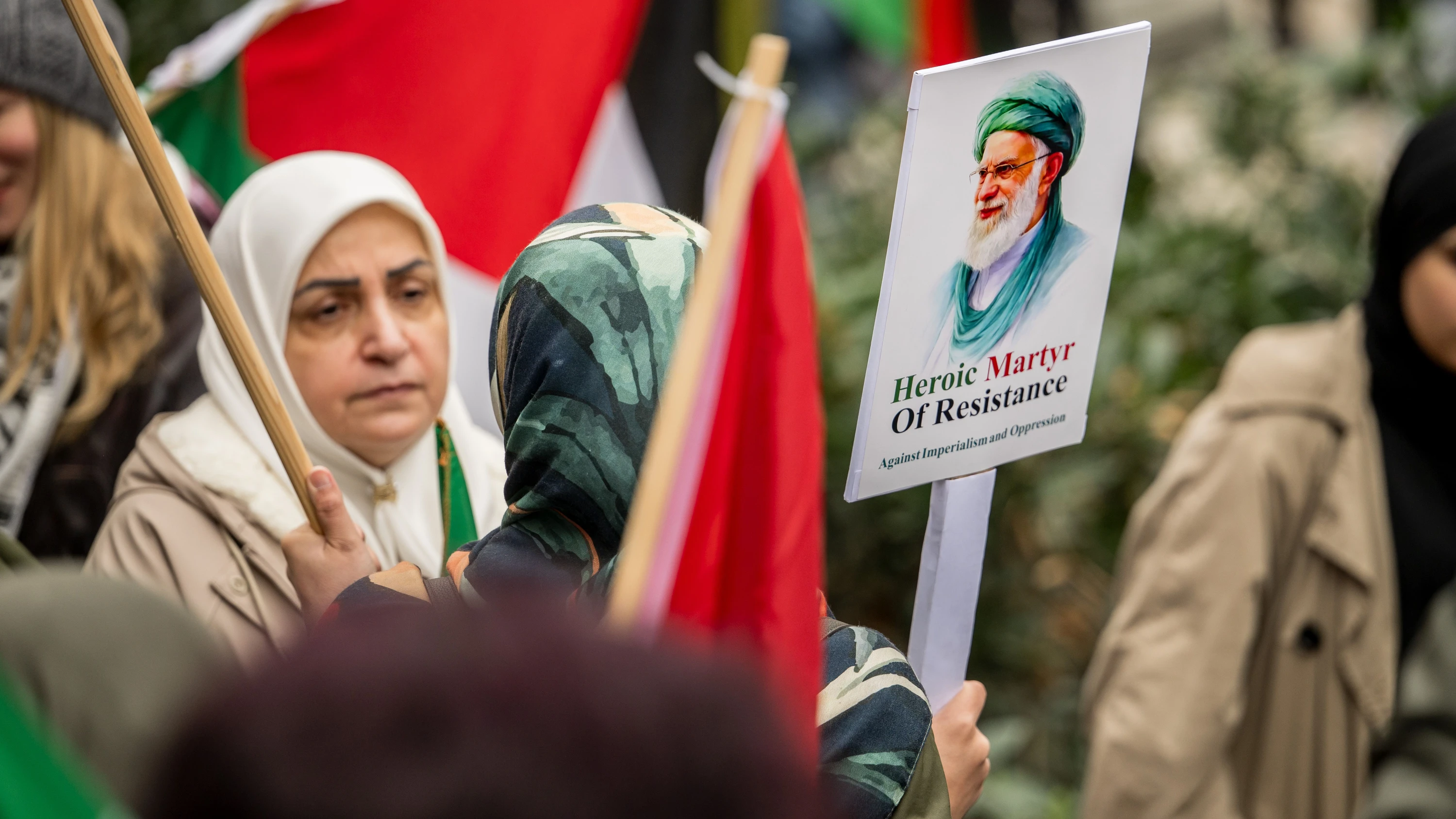 Iran-Demos in Frankfurt: Die einen feiern Trump, die anderen trauern um Khamenei