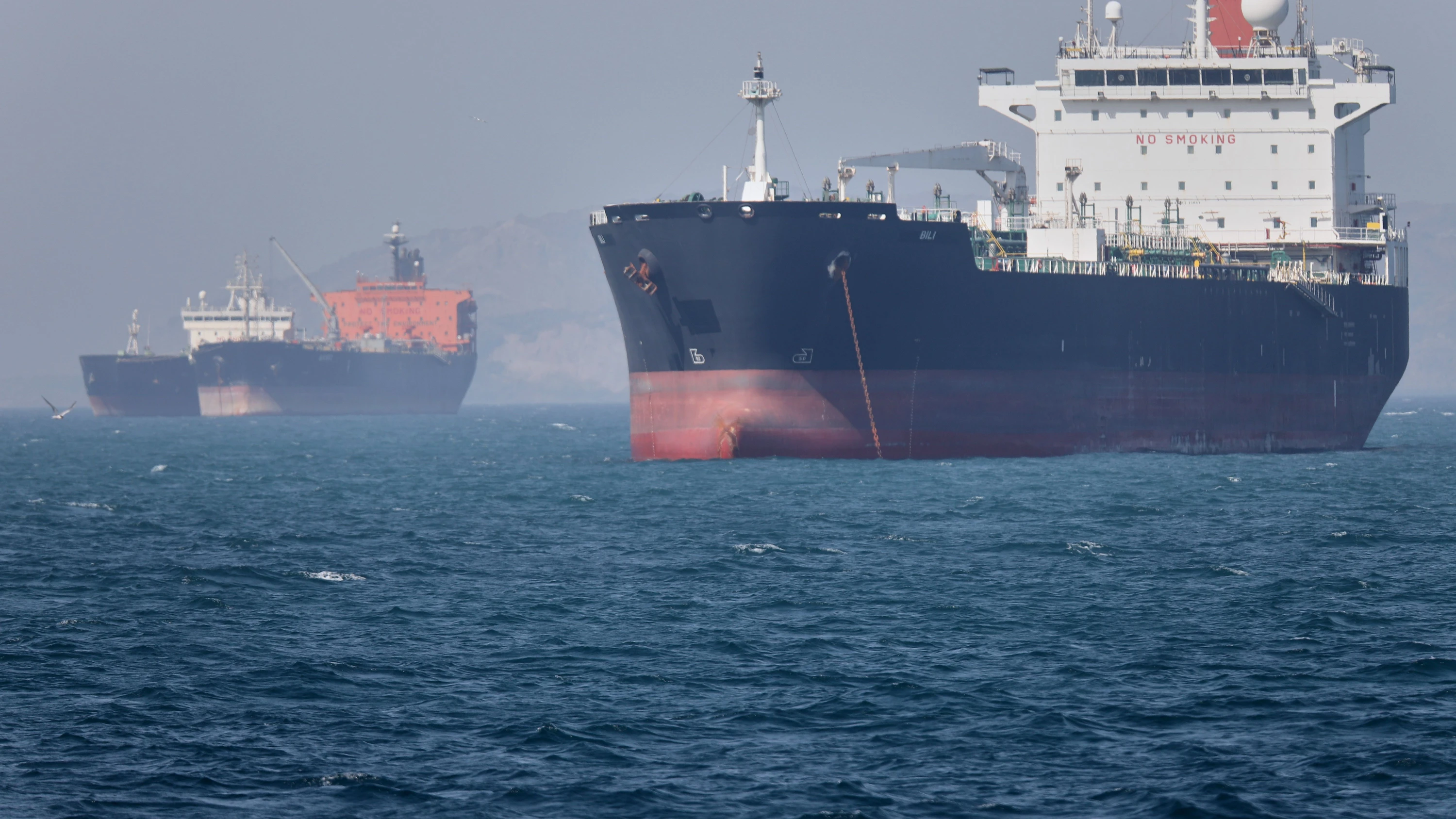 Nichts geht mehr: Öltanker liegen in der Straße von Hormus vor Bandar Abbas im Iran vor Anker. - dpa