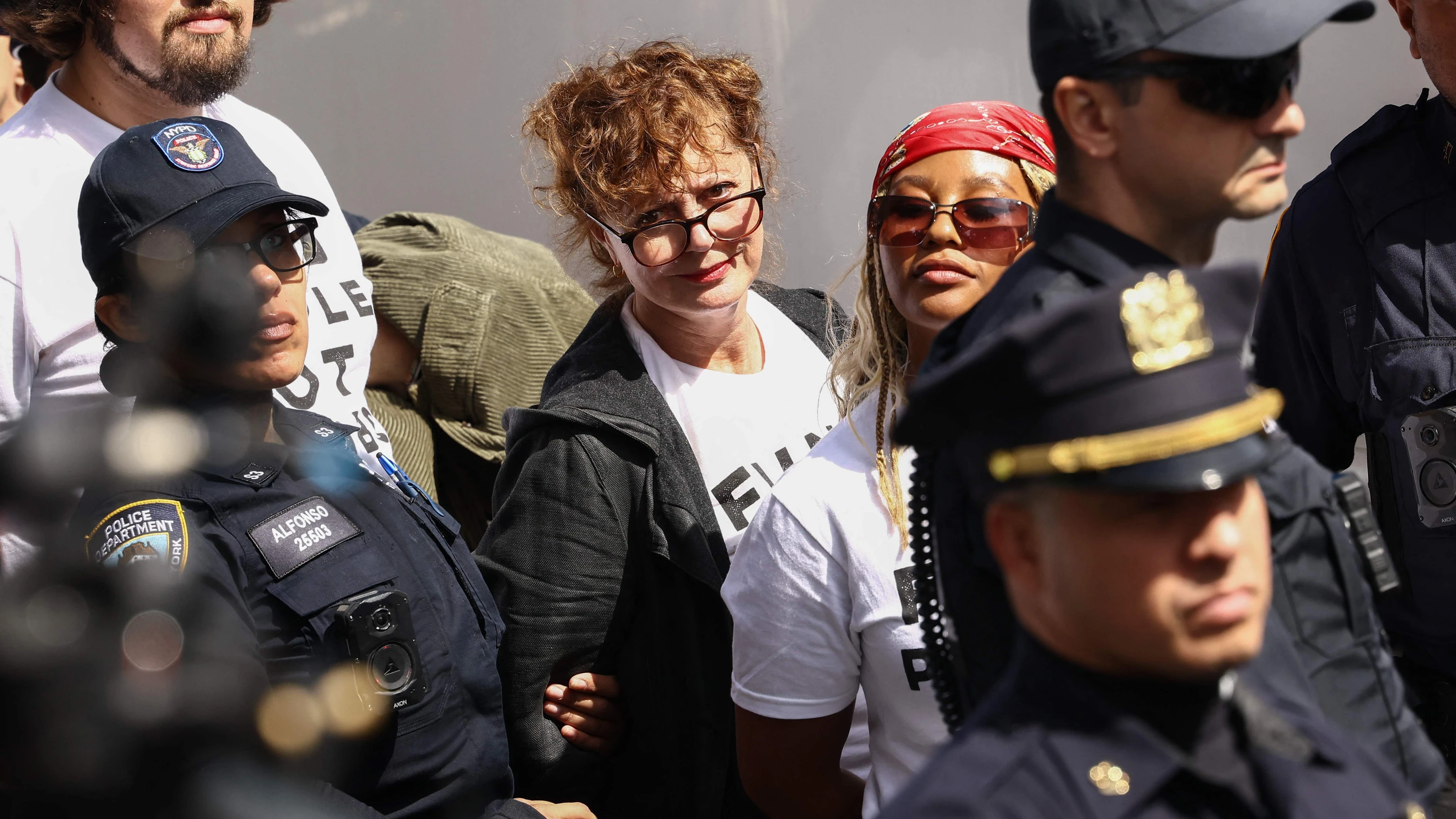 In Handschellen: Schauspielerin Susan Sarandon wird bei einer propalästinensischen Demonstration in New York abgeführt. - AFP