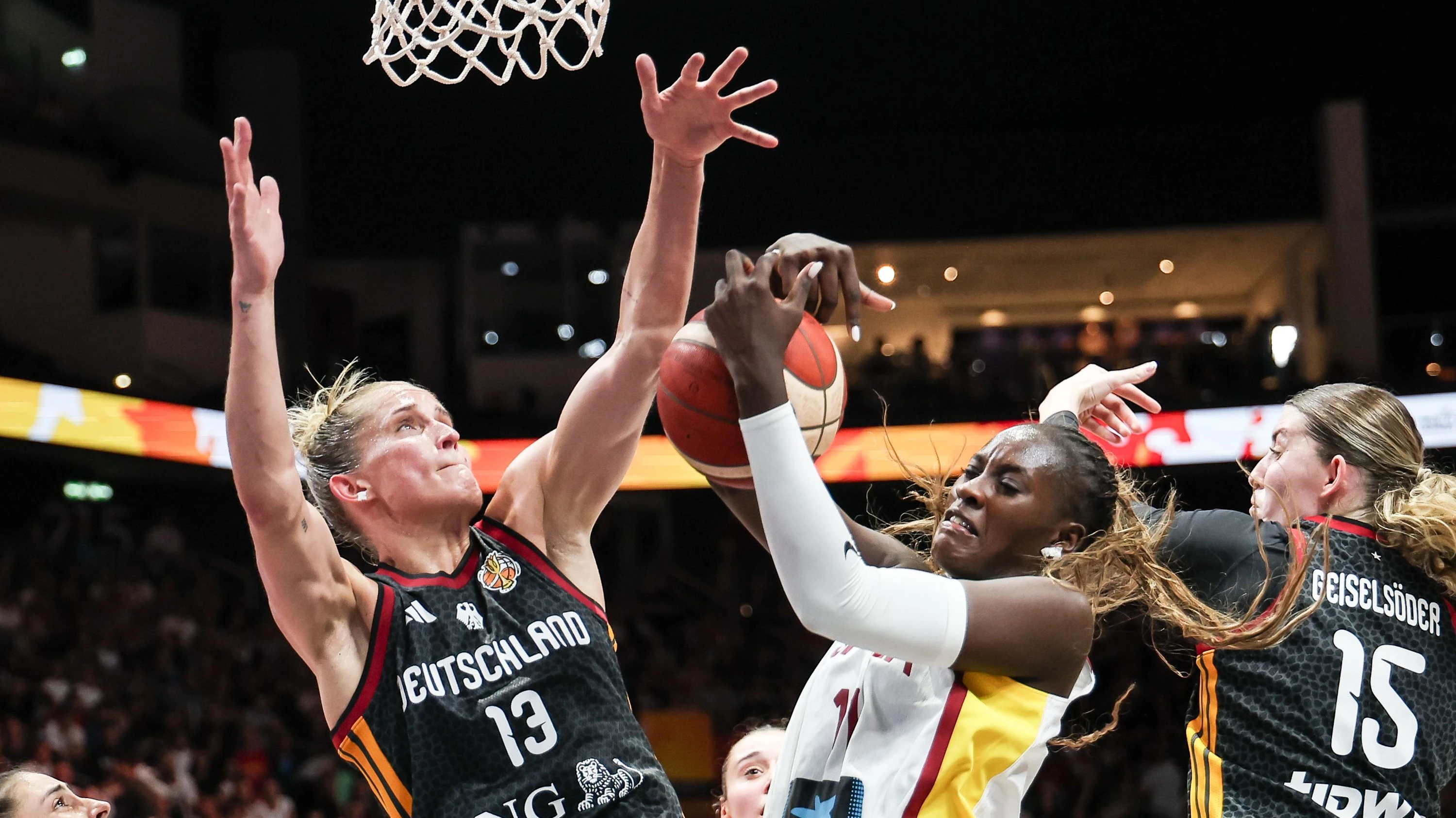 Die deutschen Basketballerinnen um Leonie Fiebich (l.) haben schon jetzt keine realistische Chance mehr auf den so wichtigen Gruppensieg. - EPA