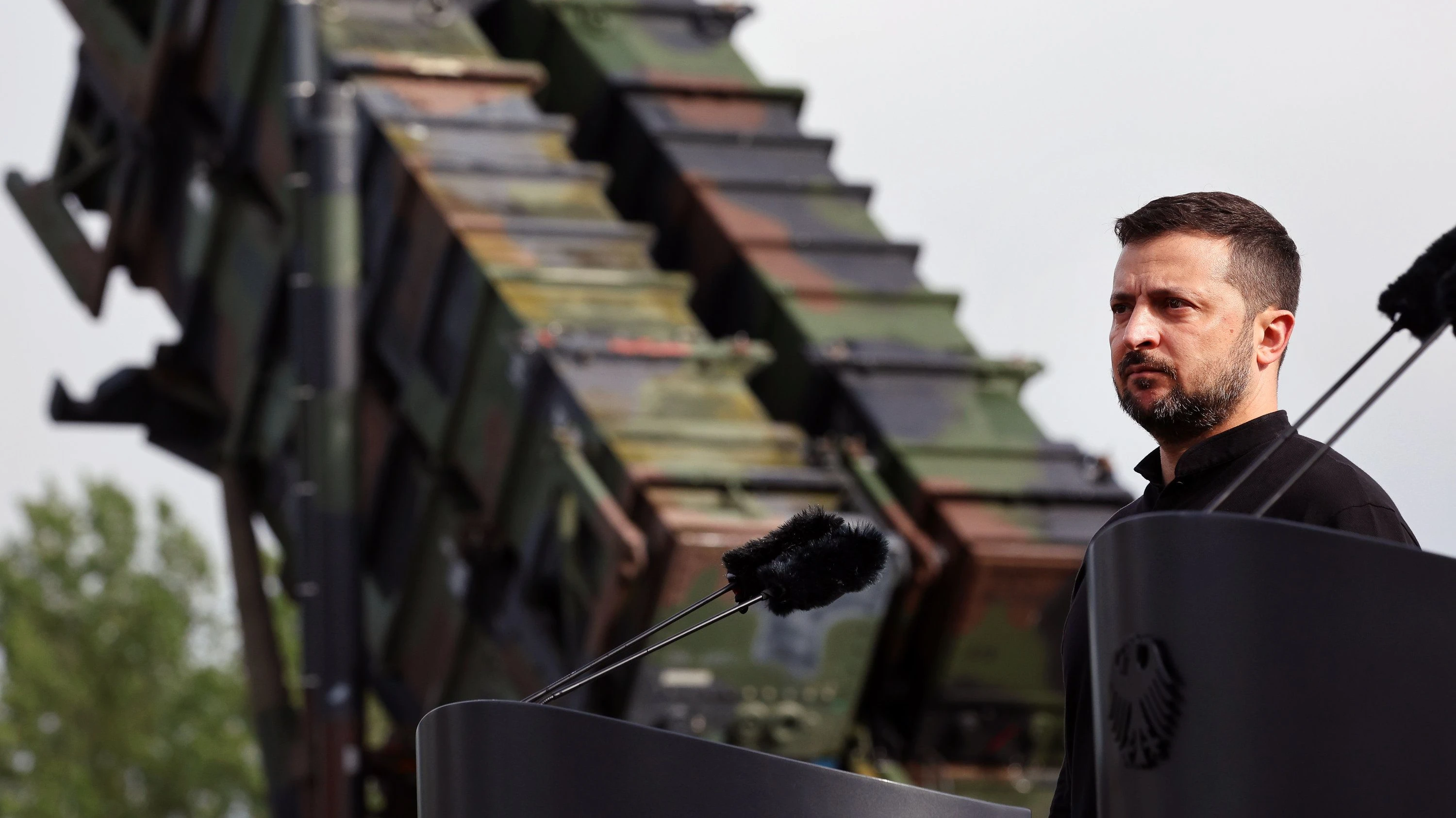 Der ukrainische Präsident Wolodymyr Selenskyj vor einem Flugabwehrraketensystem vom Typ „Patriot“ während seines Deutschlandbesuchs 2024. - dpa