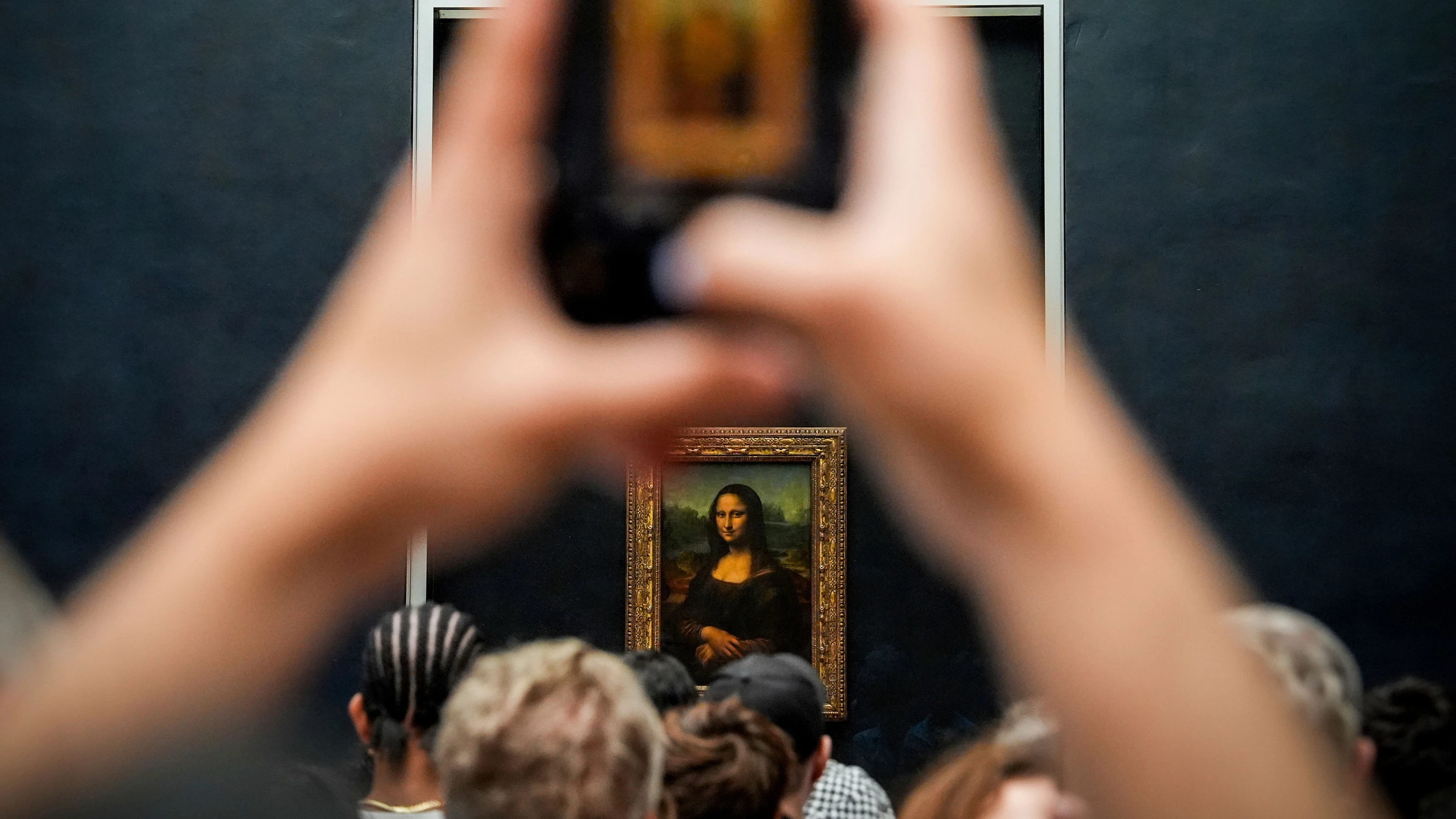 Nur aus Spaß: Deutsche im Louvre festgenommen – Bilder nahe der Mona Lisa aufgehängt