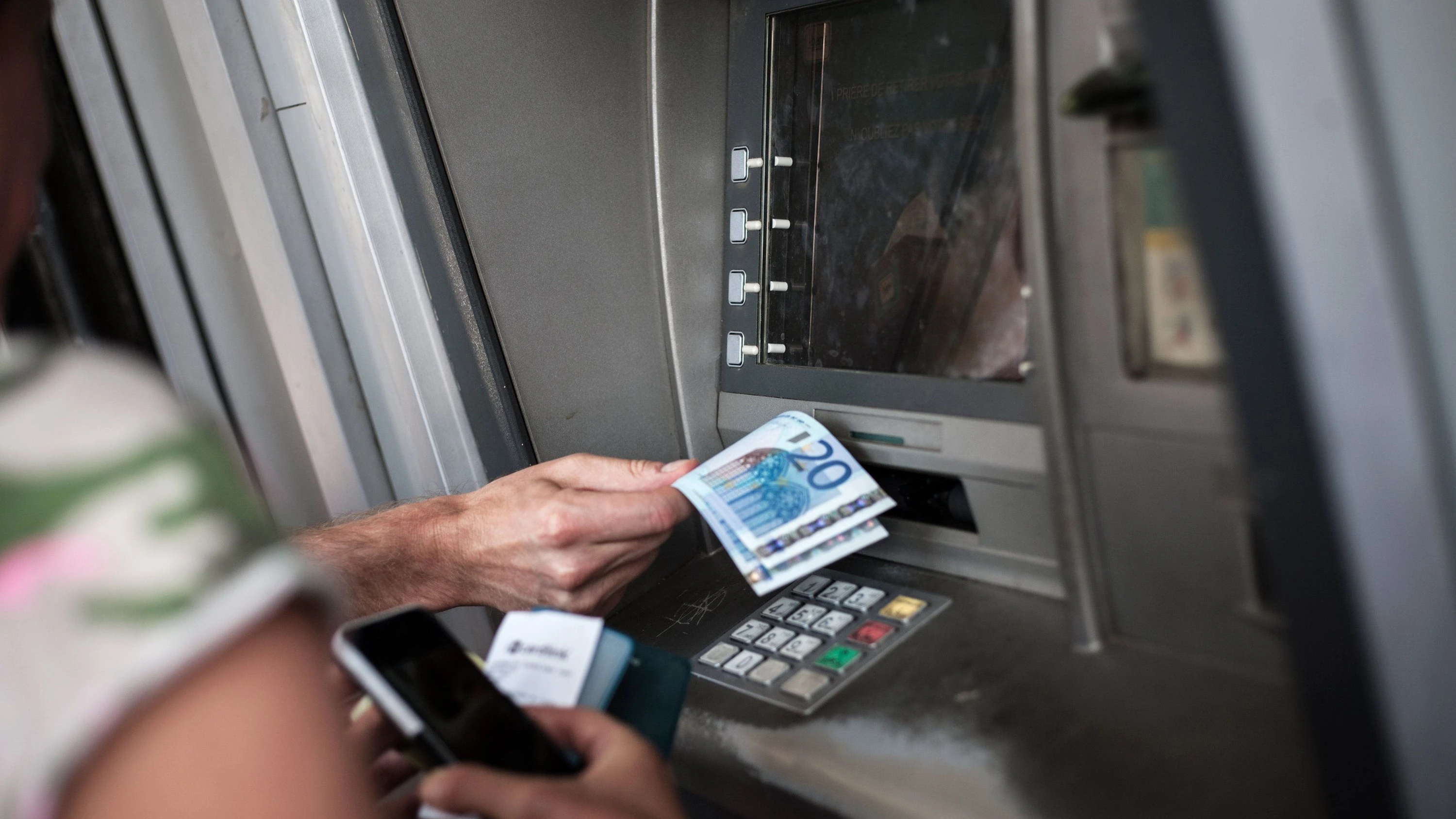 Rhein-Main-Liveblog: Frau vertreibt Trickdiebe am Bankautomaten