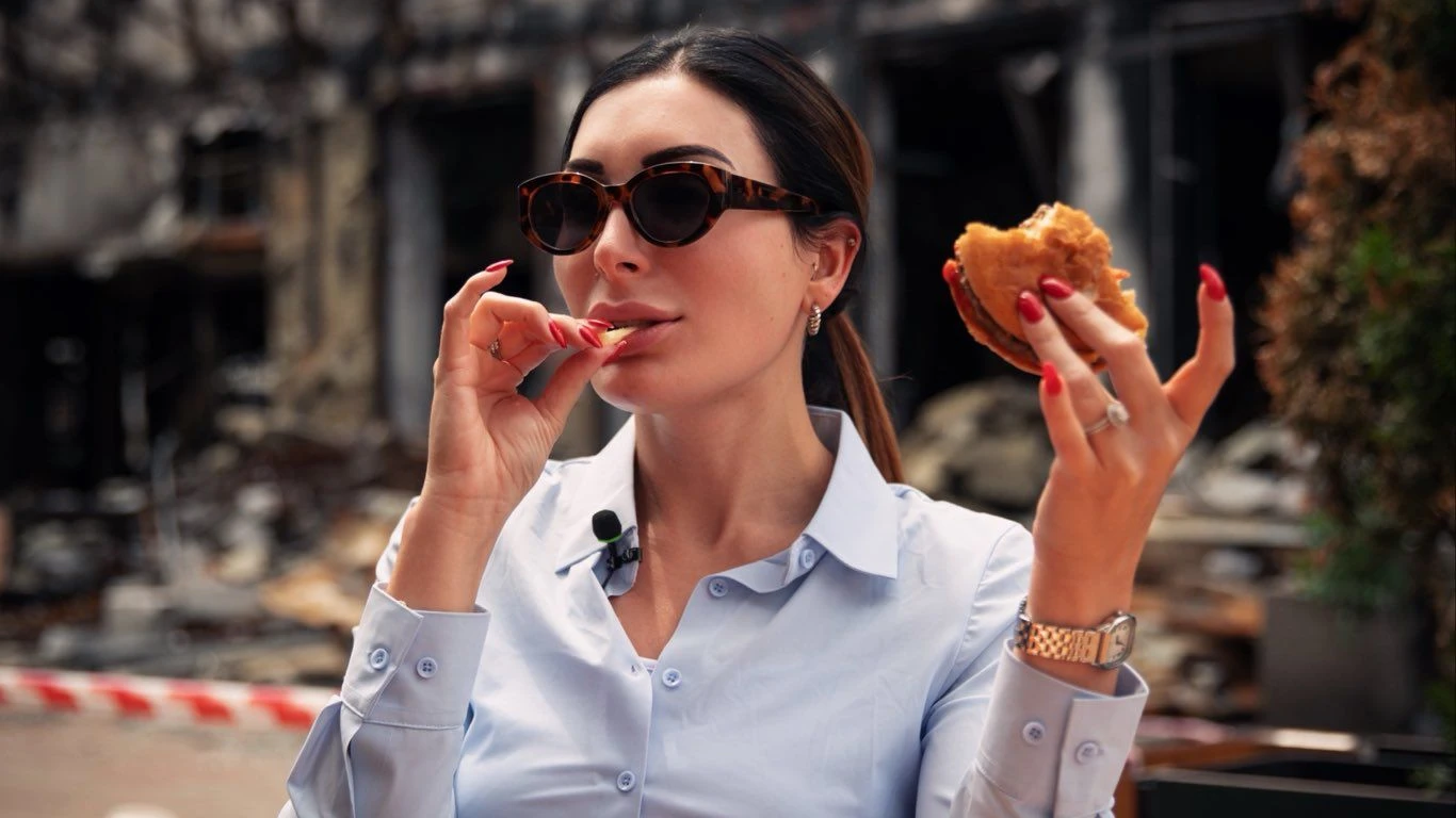 Bild: Laura Loomer in Kiew: Ein MAGA-Sinneswandel bei McDonald’s