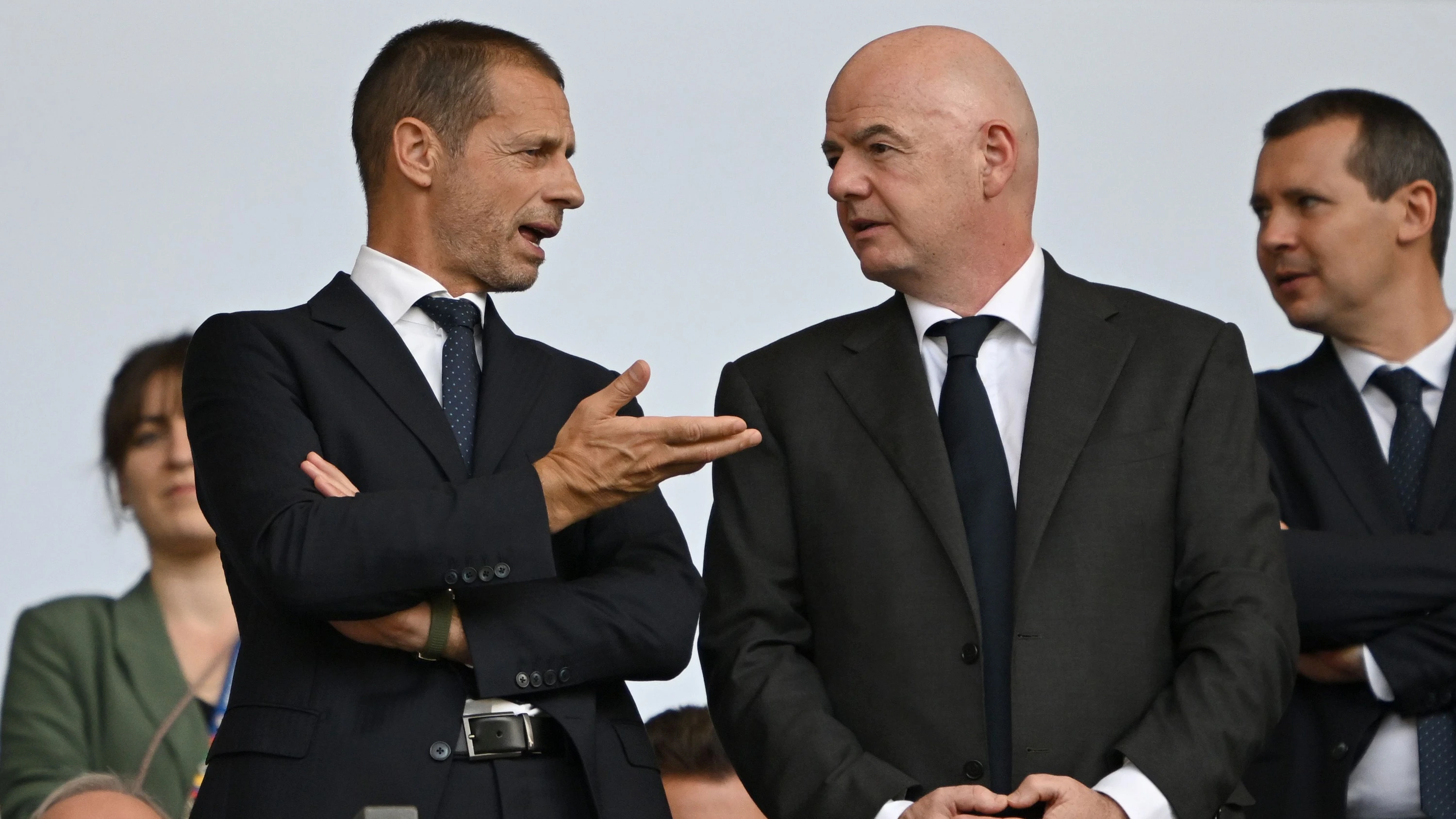 Machtkampf im Fußball: Investoren-Pläne: UEFA droht mit Boykott aller FIFA-Turniere Machtkampf im Fußball: Investoren-Pläne: UEFA droht mit Boykott aller FIFA-Turniere