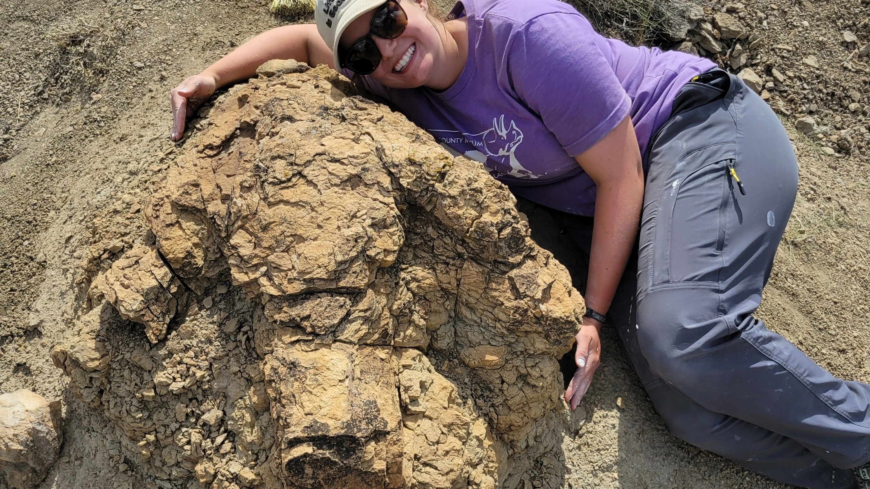 Ein von dem Forscherteam veröffentlichtes Bild zeigt eine Frau mit einem der Fußabdrücke. - Natalie Toth/Denver Museum of Nature and Science/dpa