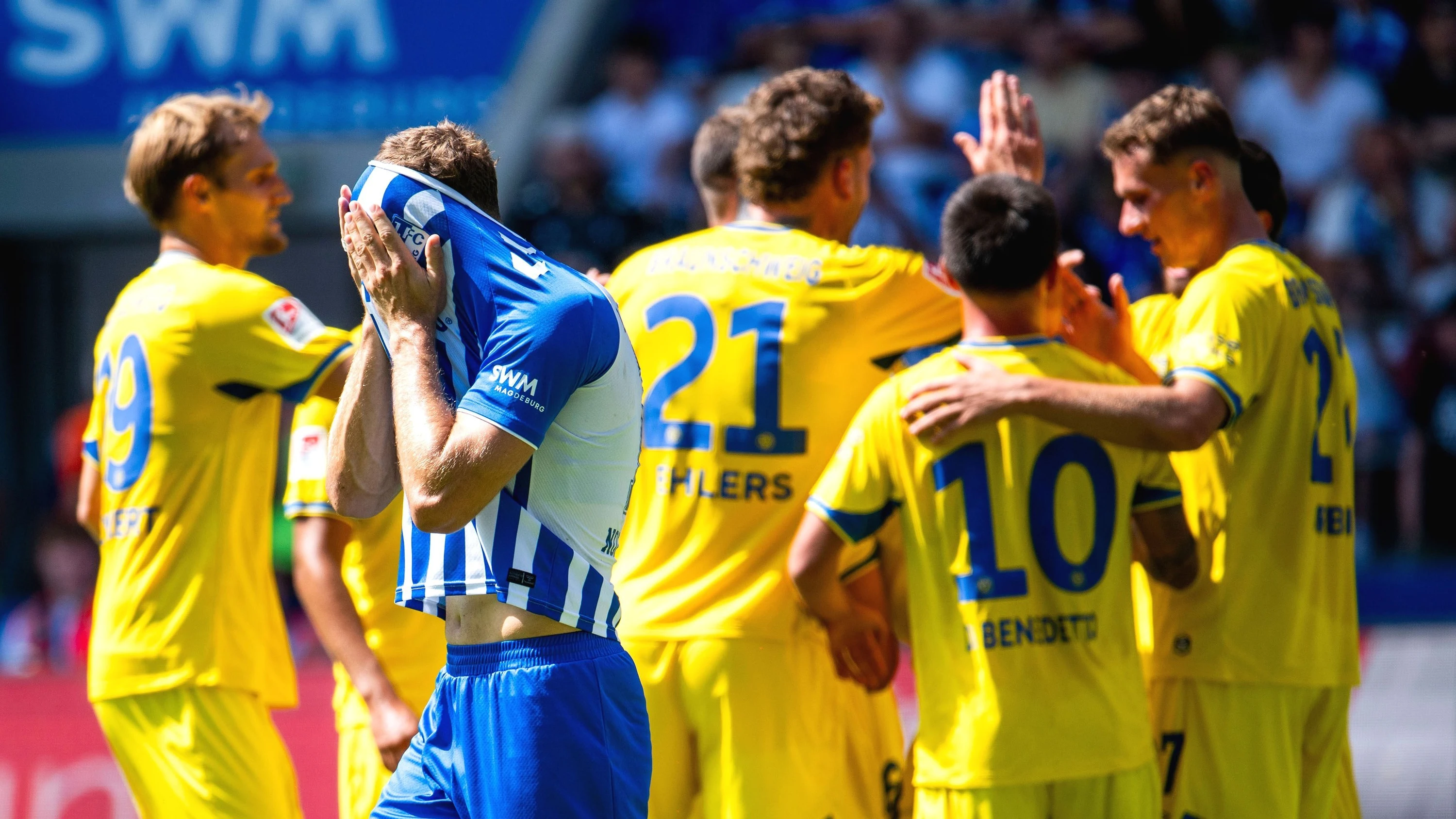 Magdeburgs Alexander Nollenberger kann nicht hinsehen, während die Spieler von Eintracht Braunschweig jubeln - dpa