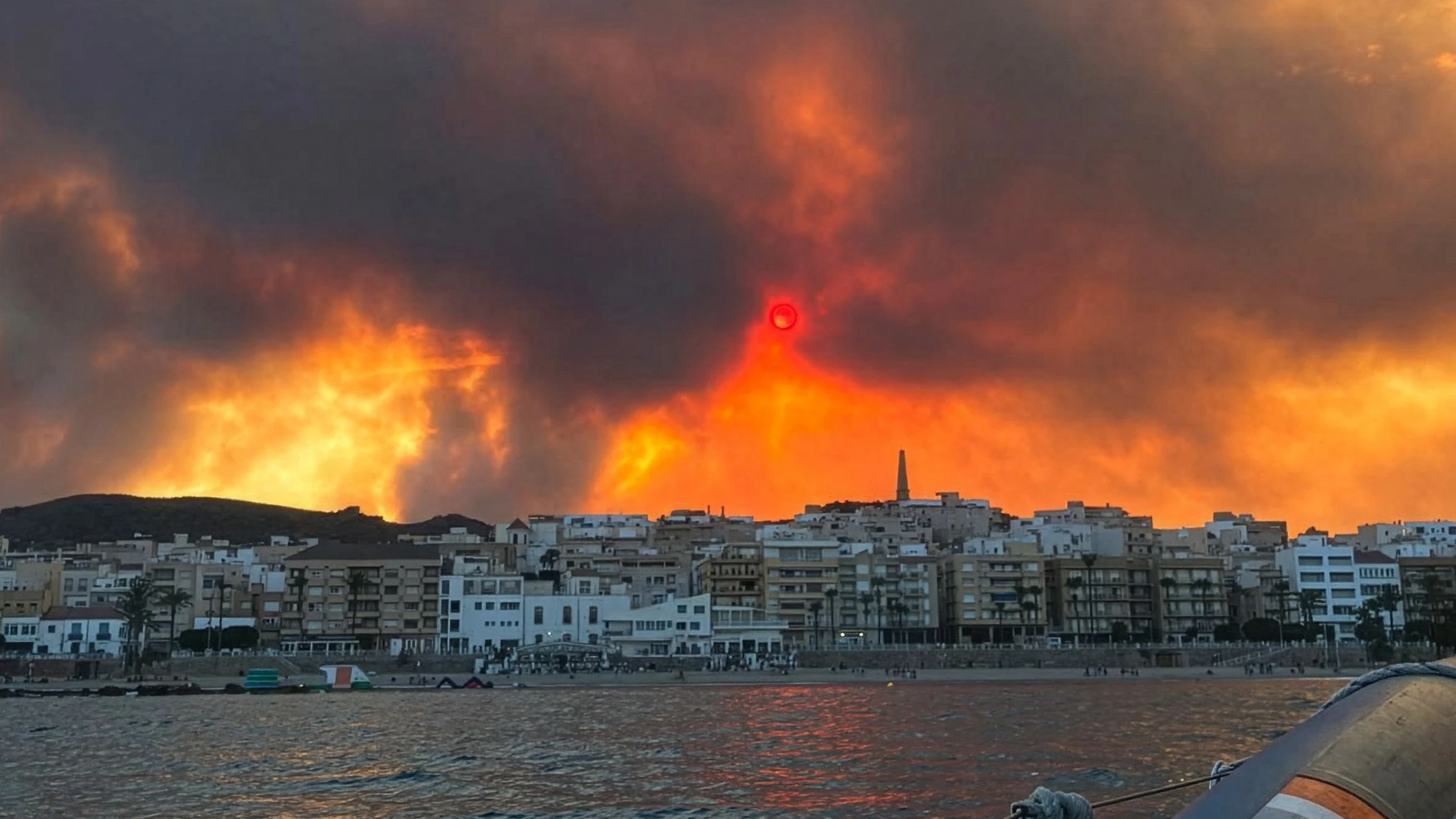 Der Brand in Los Gallardos, gesehen vom Hafen von Garrucha aus, am Freitag - dpa
