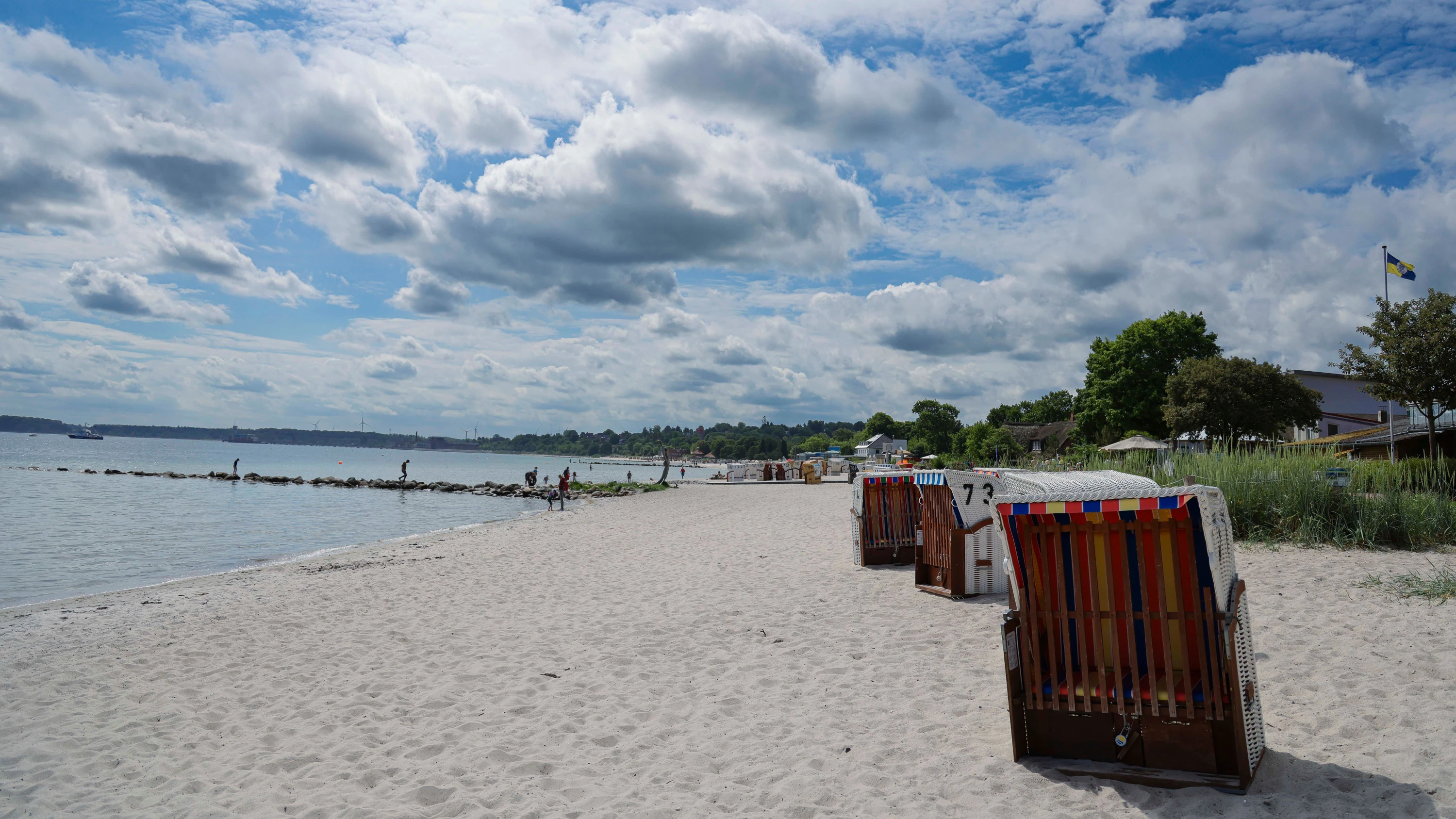 strandkoerbe-stehen-bei.webp