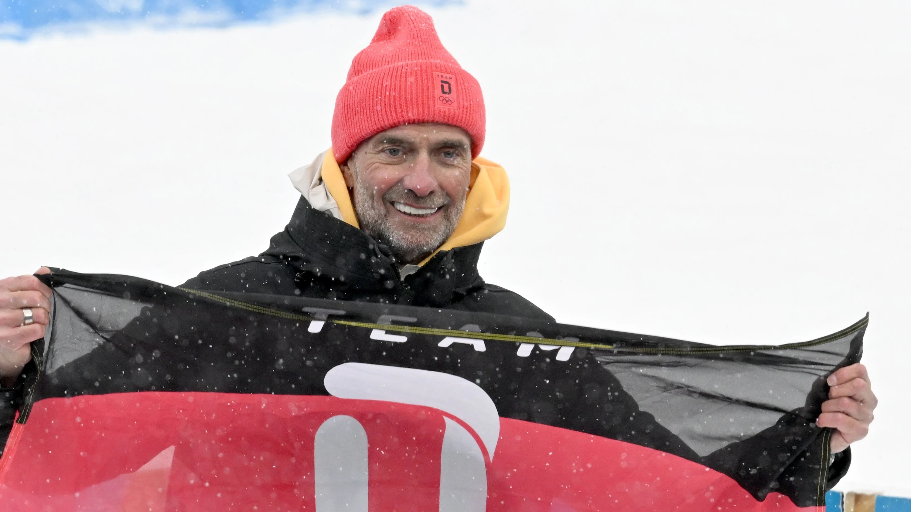 Startrainer mit Fahne: Jürgen Klopp beim Biathlon während der Olympischen Winterspiele im Februar - dpa