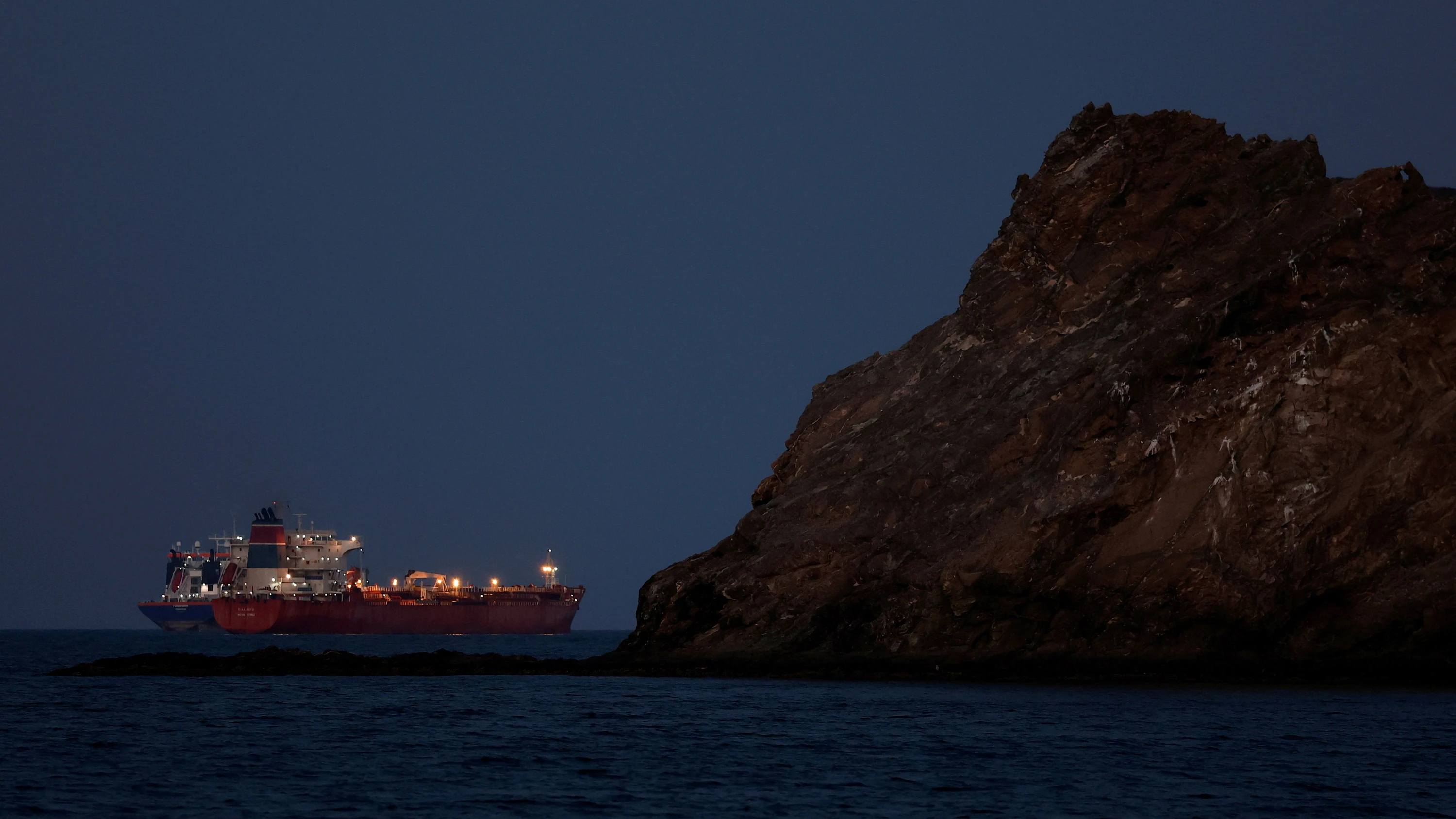 Liveblog Irankrieg: Frachter in der Straße von Hormus von „unbekanntem Geschoss“ getroffen