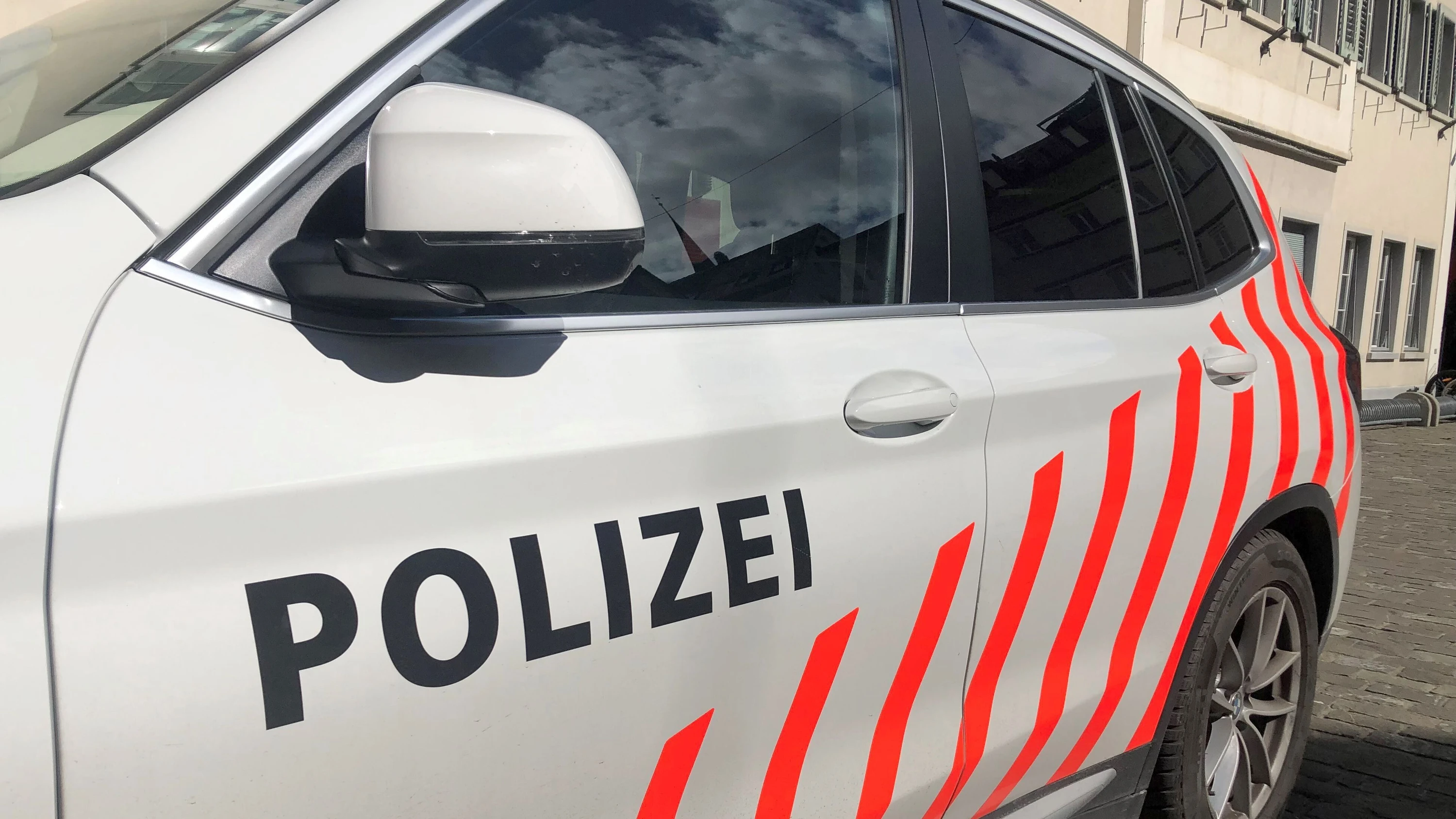 Ein Fahrzeug der Schweizer Polizei (Symbolbild) - dpa