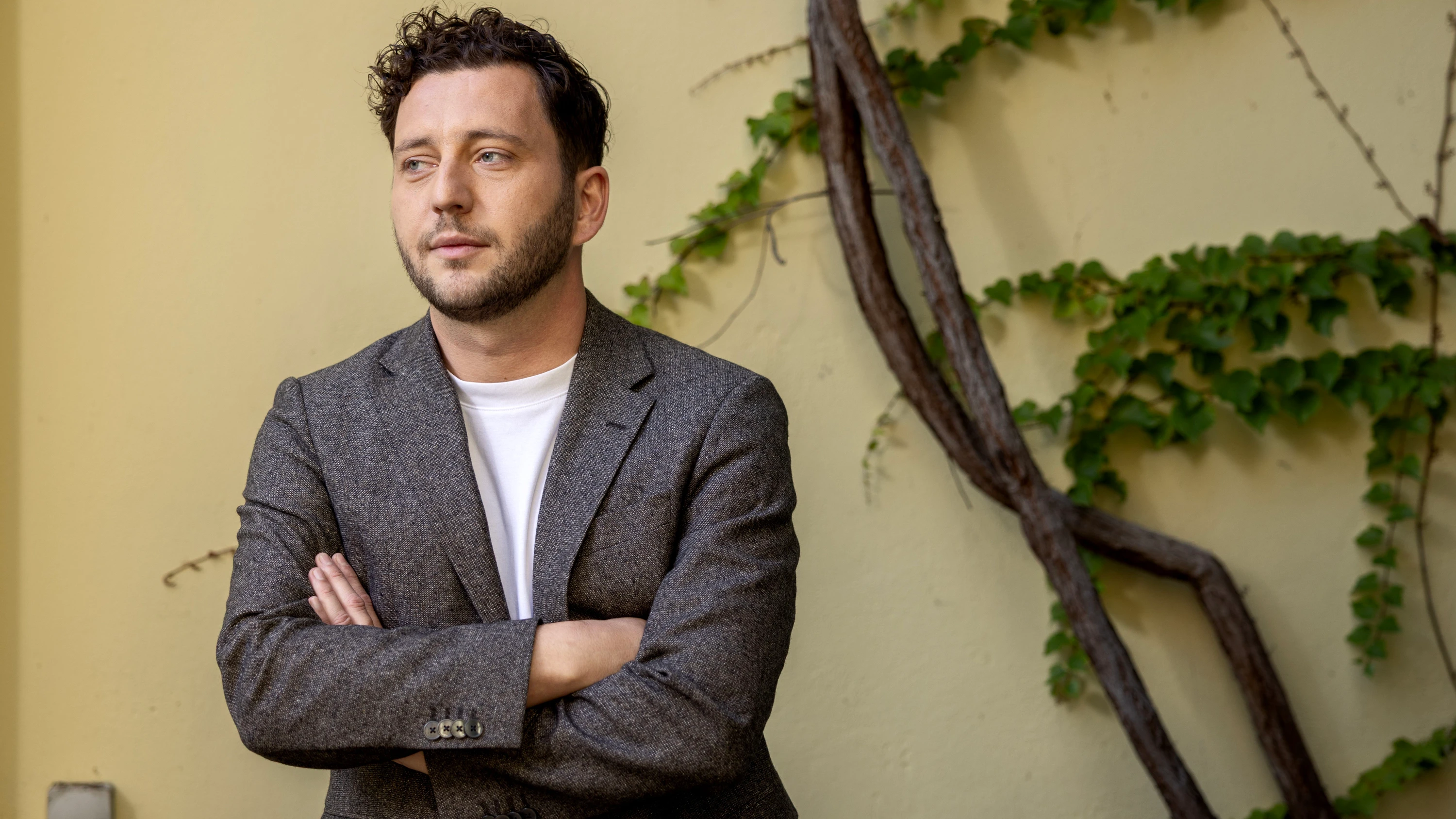 Felix Banaszak im Innenhof der Bundesgeschäftsstelle der Grünen in Berlin-Mitte - Andreas Pein