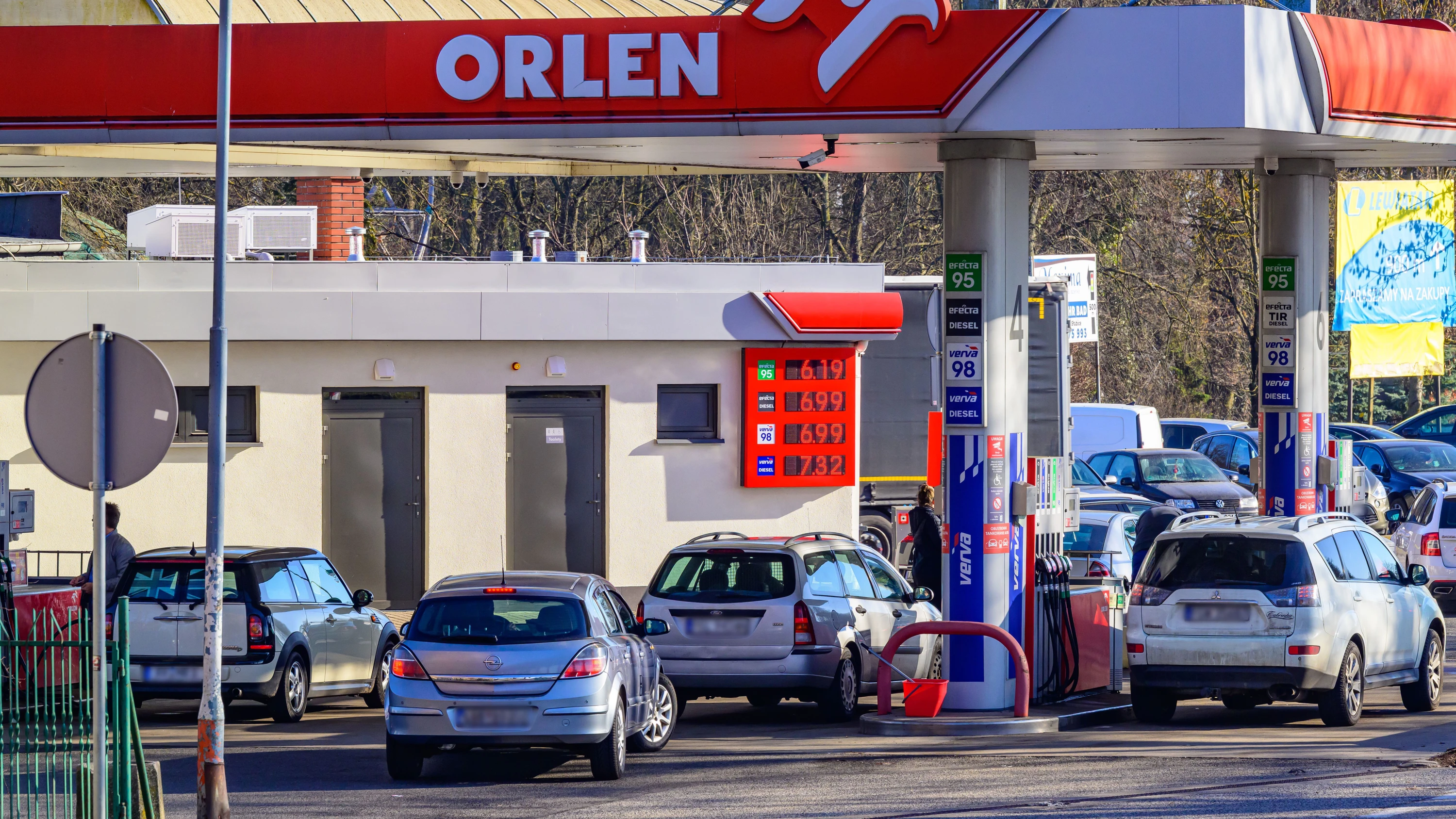 Hohe Spritpreise: Zoll kontrolliert Tank-Touristen – Woidke kritisiert „Abzocke“ an Tankstellen