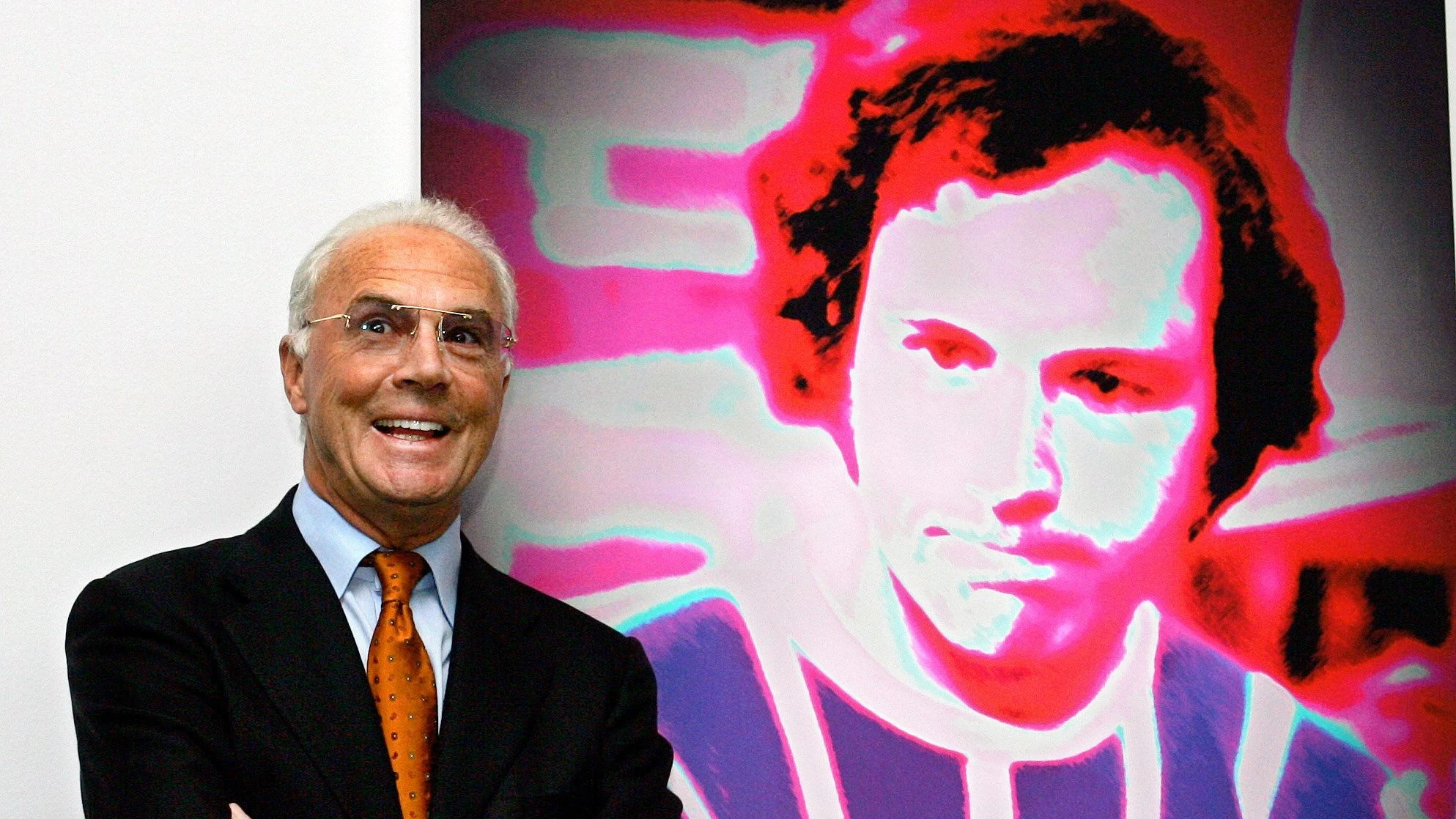 Franz Beckenbauer vor einem Porträt der Schweizer Künstlerin Annelies Štrba, das er im Rahmen der Ausstellung „Kunst und Fußball im Deutschen Bundestag“ im Jahr 2006 enthüllte. - dpa